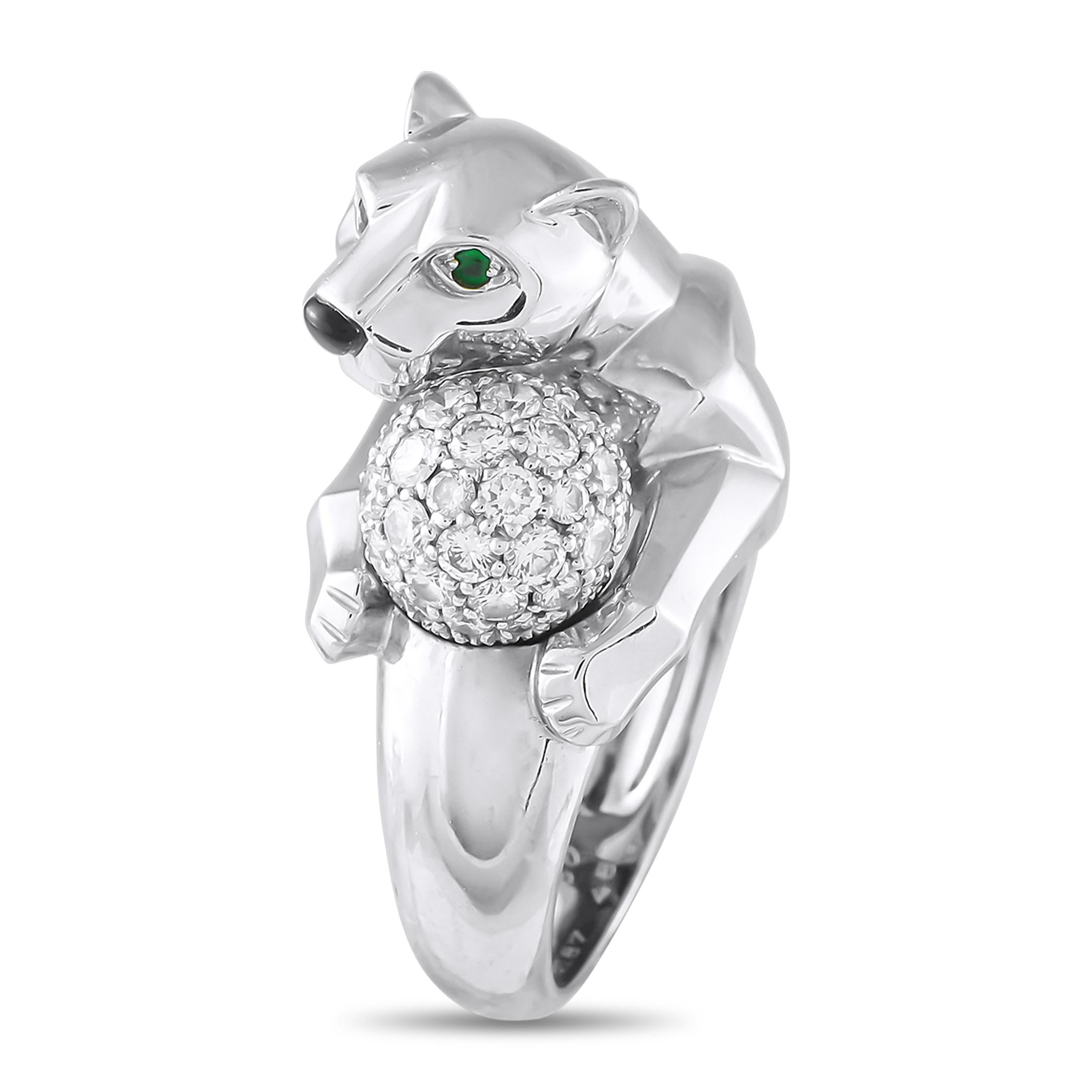 Questo giocoso anello Cartier Panthere ha un fascino infinito. L'emblema della pantera del marchio di lusso prende vita in oro bianco 18 carati su questo squisito accessorio. Tra le sue zampe, una palla scintillante ricoperta di diamanti cattura