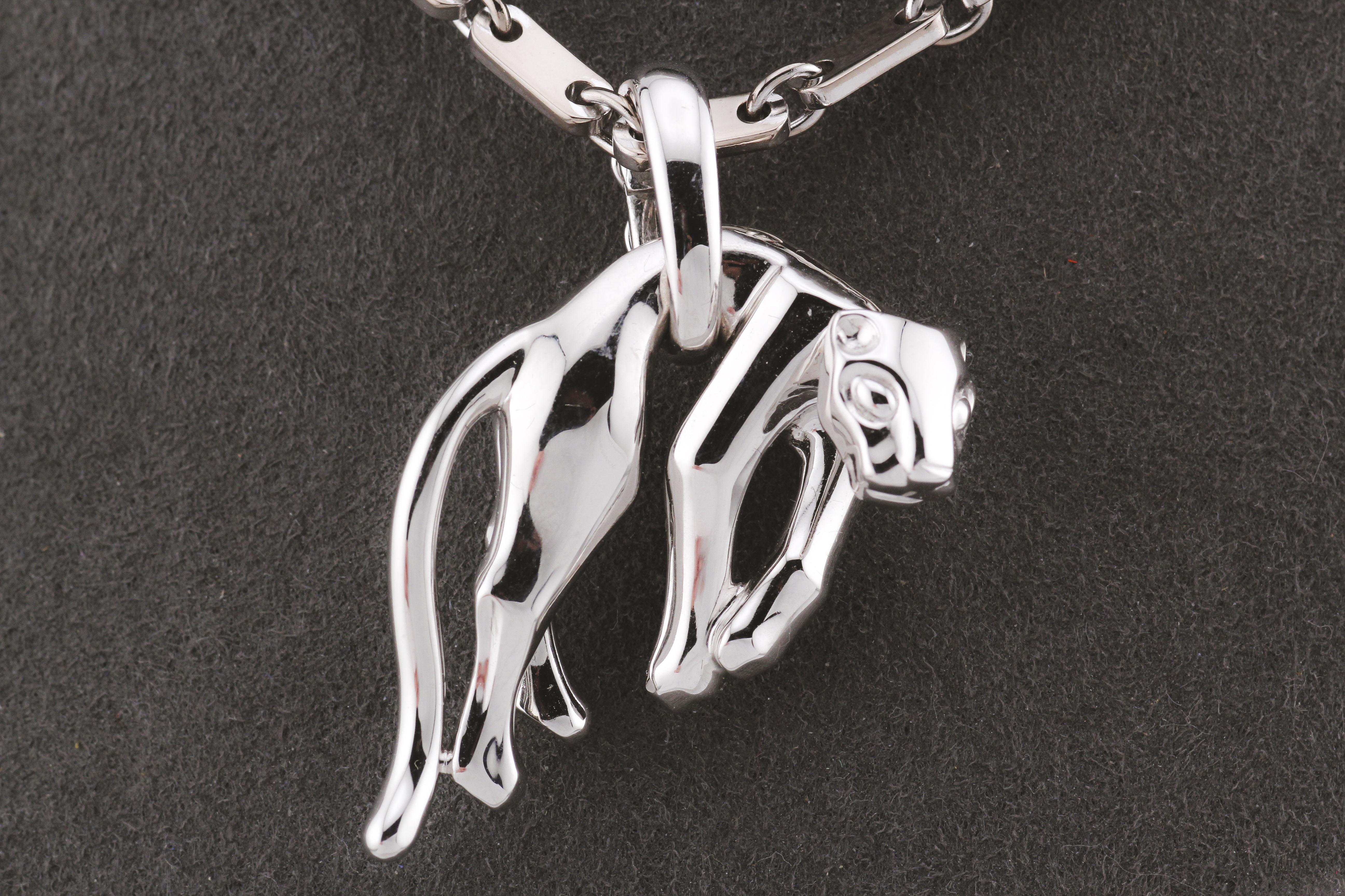 Scopri l'eleganza di questa collana con ciondolo Pantera in oro 18k di Cartier. Realizzato nel 1991, questo pezzo esemplifica la dedizione di Cartier a un design e a un lusso eccezionali.

La collana presenta un sorprendente ciondolo a forma di