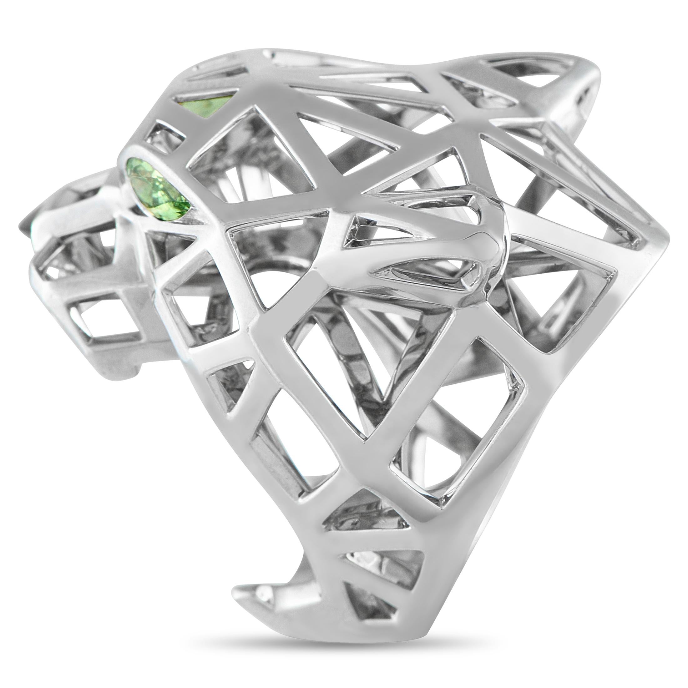 Un design graphique et géométrique rend cette bague Panthère de Cartier tout simplement inoubliable. Reprenant de façon contemporaine le motif félin emblématique de la marque, il présente une forme de cage en platine qui s'anime grâce à des yeux en