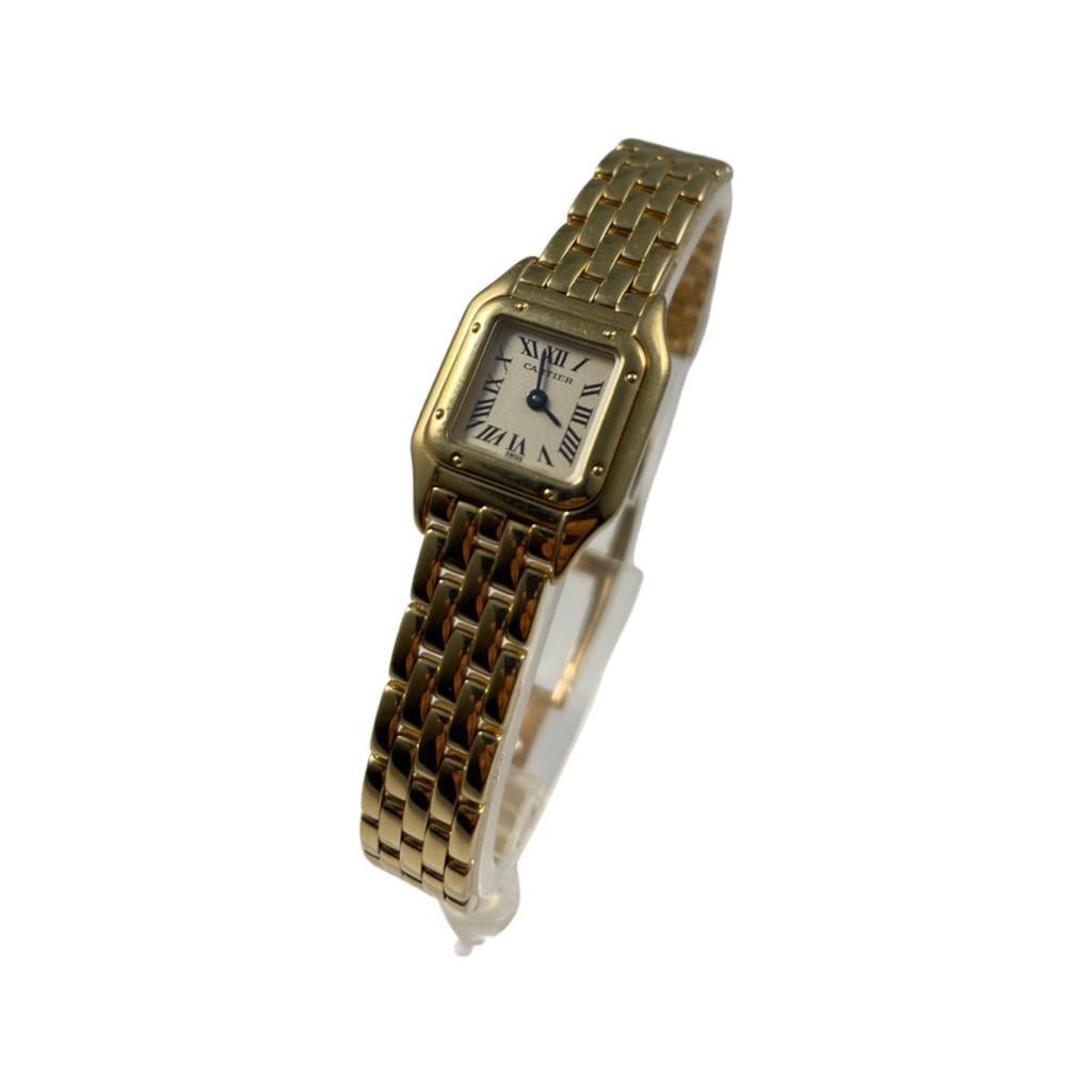 SPEZIFIKATIONEN DES ARTIKELS: 

Marke: Cartier

Modell: Panthere De Cartier

Uhrwerk: Quarz

Gehäusegröße: 17mm

Zifferblatt: Römische Ziffern; elfenbeinfarbenes Zifferblatt

Gehäusematerial: 18k Gelbgold

Armband Material: 18k Gelbgold

Kristall: