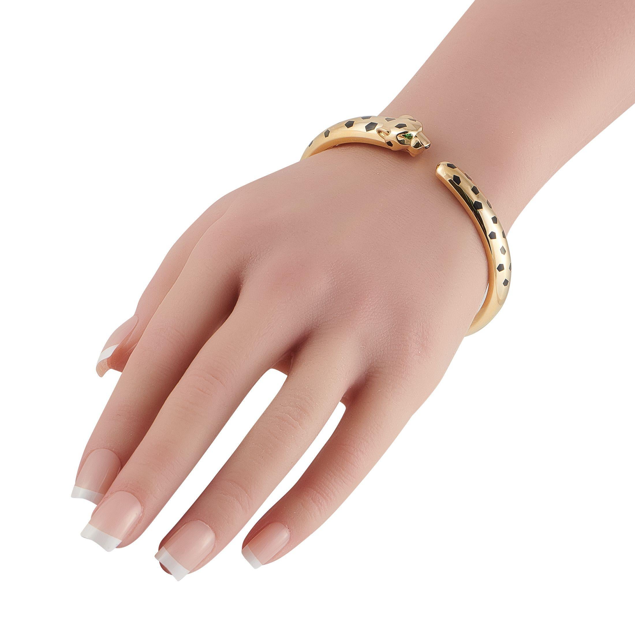 Un diseño dinámico hace que esta pulsera Cartier Panthere sea sencillamente inolvidable. La icónica pantera de la marca de lujo cobra vida en Oro Amarillo de 18 quilates en esta sofisticada pulsera brazalete. Los detalles en negro y los brillantes