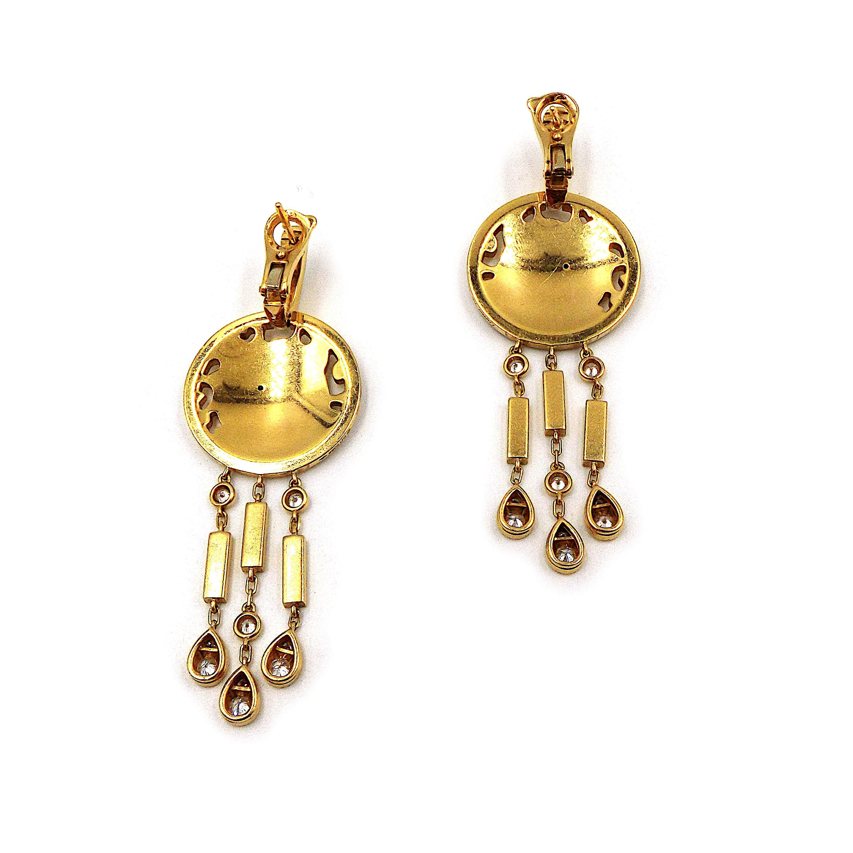 A pair of elegant Cartier earrings from the Panthere collection. 18K yellow gold, emerald eyes, lacquer. Dimensions 2 3/8