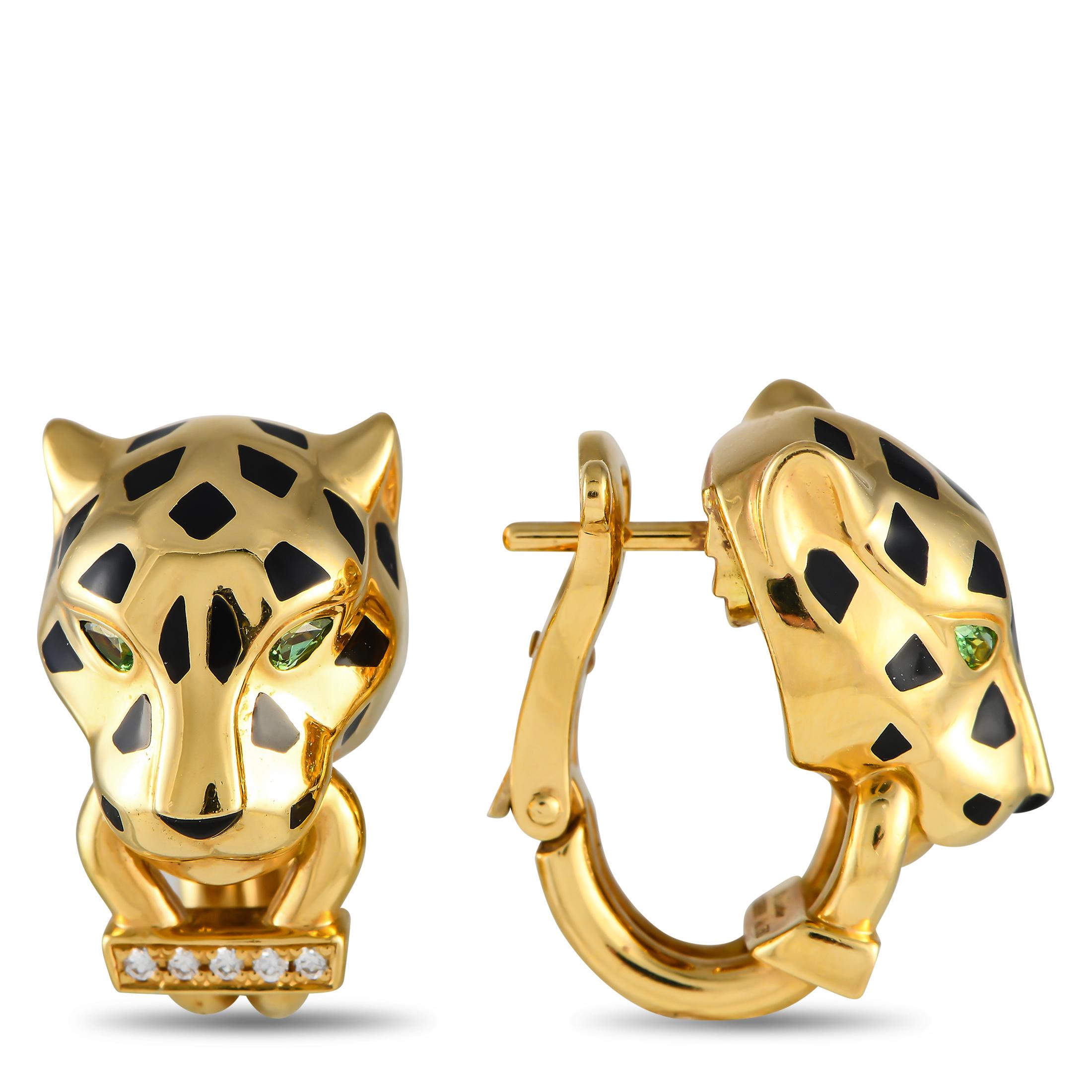 Diese kühnen Cartier Panthere Ohrringe sind ebenso elegant wie auffallend. Glitzernde Diamanten heben das Design im Stil eines Türklopfers hervor, während grüne Tsavorit-Edelsteine und schwarze Lackakzente das ikonische Panthermotiv der Marke
