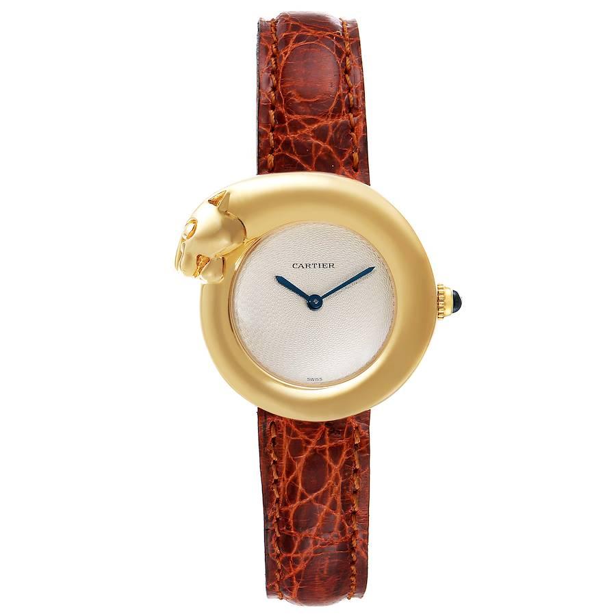 Reloj Cartier Panthere 1925 de oro amarillo de 18 quilates con esfera plateada para señora 2325. Movimiento de cuarzo. Caja redonda de oro amarillo de 18 quilates de 28 mm de diámetro Corona octogonal engastada con el cabujón de zafiro azul. Bisel