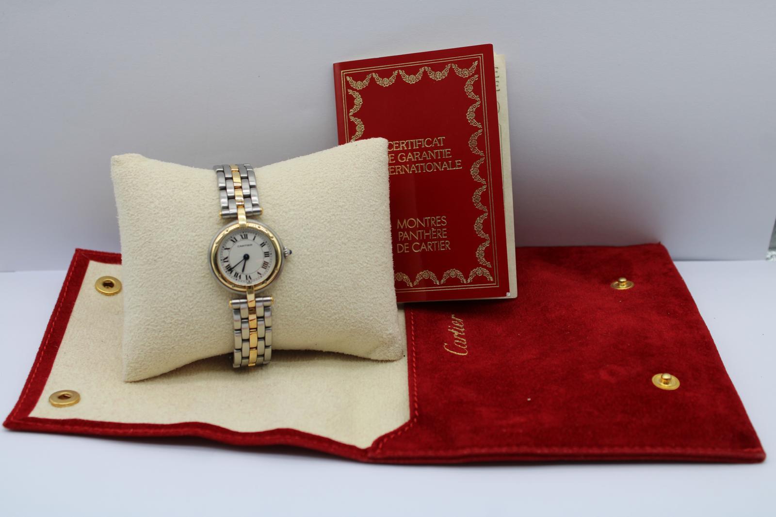Die Cartier Panthère Vendôme 66920 ist der Inbegriff einer Vintage-Damenuhr von Cartier, die für ihre eleganten Proportionen, ihr zeitloses römisches Zifferblatt und ihr charakteristisches Design aus Stahl und Gold bekannt ist.

Dieses Exemplar ist