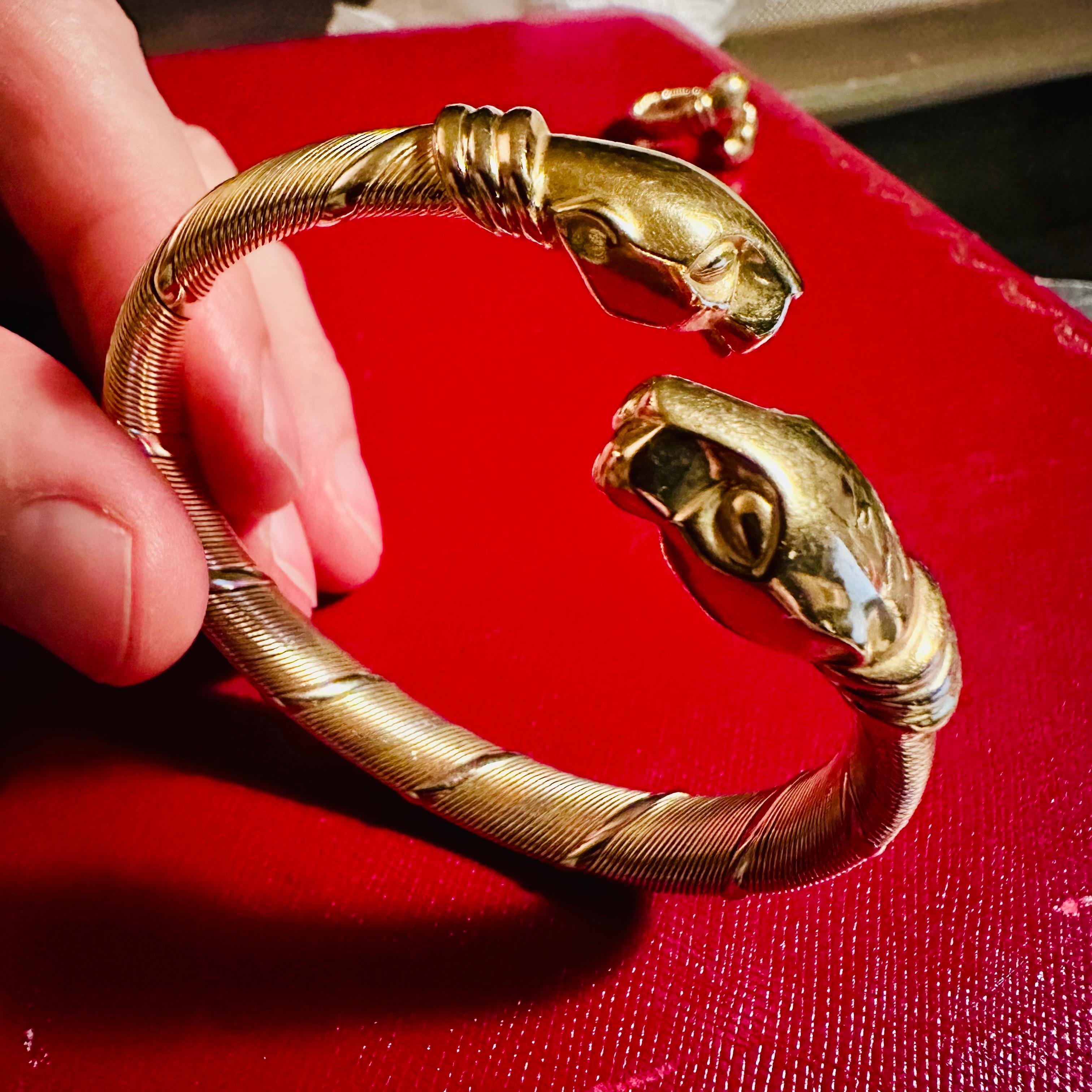 Ikonisches Cartier-Panther-Armband mit Doppelkopf aus 18 Karat Gelbgold mit Akzenten aus Weiß- und Roségold
Der Armreif ist eine mittlere Größe 
Gewicht: 48 g 
Signiert und nummeriert Cartier 