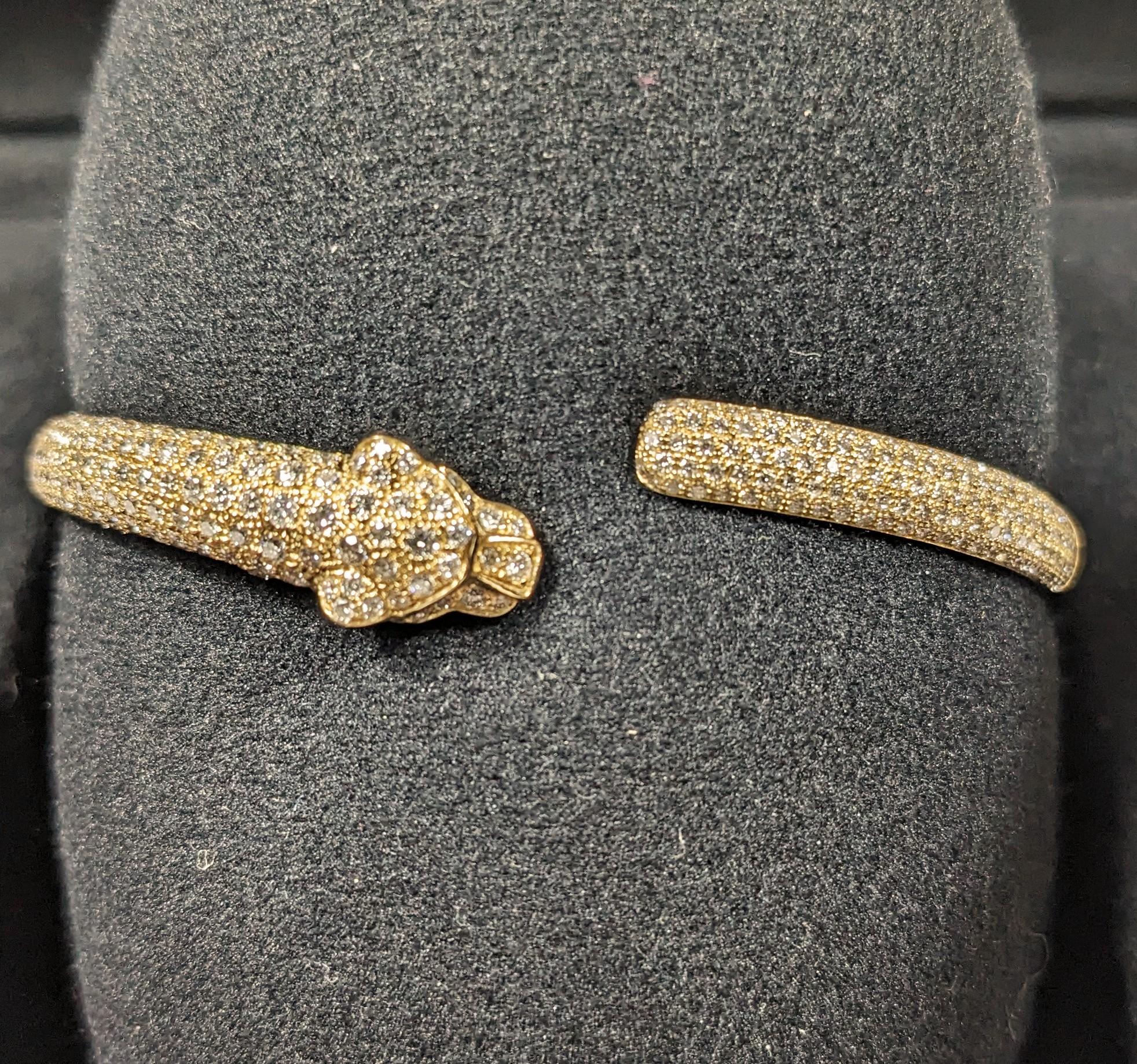 Bracelet Panthère de Cartier en or 18k avec diamants, émeraude et onyx en taille 17. 
Original au magasin à 51.500€
Avec boîte et papiers

Les Jewell font partie de la ménagerie joaillière de Cartier depuis le début du 20e siècle. La Panthère est