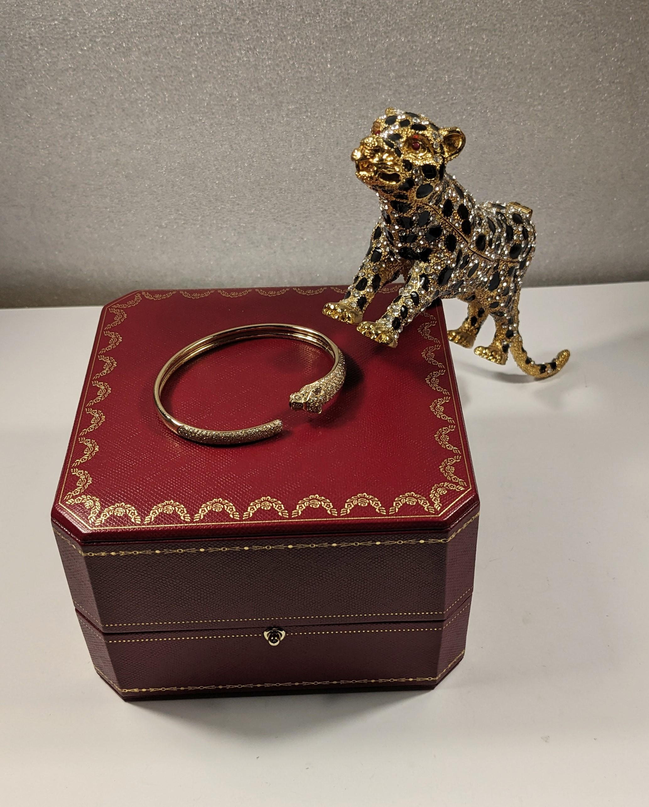 Cartier Bracelet panthère en 18 carats  Or, émeraude, onyx et diamants en vente 1