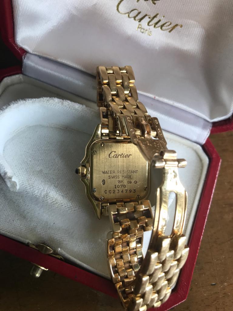 Eine gut erhaltene Damenuhr aus 18 Kt Gelbgold in Galbenform, Gehäuse verschraubt,
Quarzwerk, weißes Zifferblatt mit schwarzen römischen Ziffern und Indexen, Faltschließe, signiert ante 
Zifferblatt, Gehäuse und Uhrwerk signiert 
Originalverpackung 