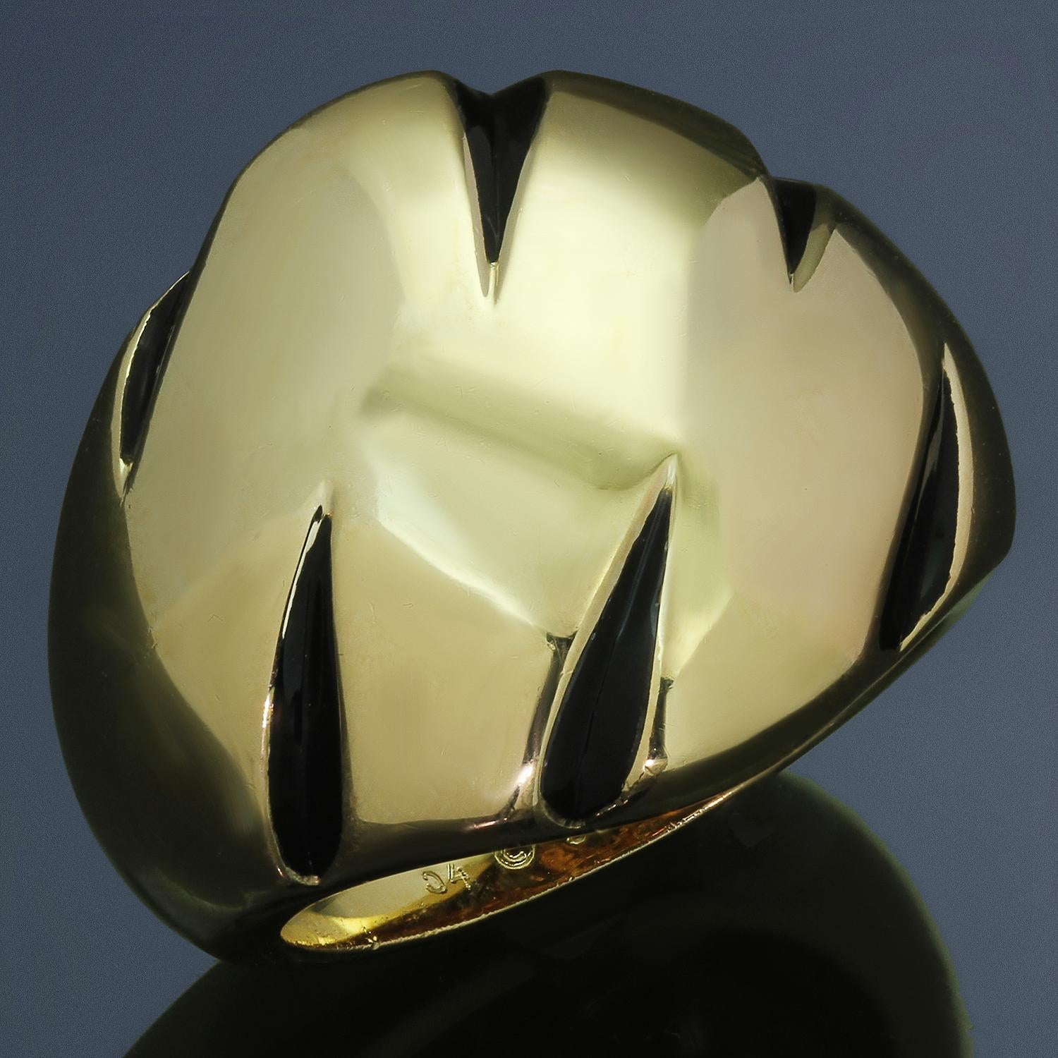 Dieser atemberaubende, authentische Cartier-Ring aus der schicken Panthere Claws Collection ist aus 18 Karat Gelbgold gefertigt und mit schwarz lackierten Krallenspuren verziert. Hergestellt in Frankreich in den 1990er Jahren. Abmessungen: 21 mm