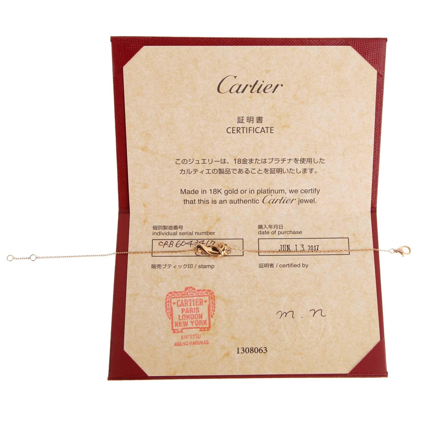 Il bracciale Cartier Panthère de Cartier in oro rosa 18 carati è un raffinato omaggio all'iconica pantera della Maison. Un charm scolpito e traforato con occhi di granato tsavorite verde vivo dà vita al motivo felino, che emana forza e grazia.
