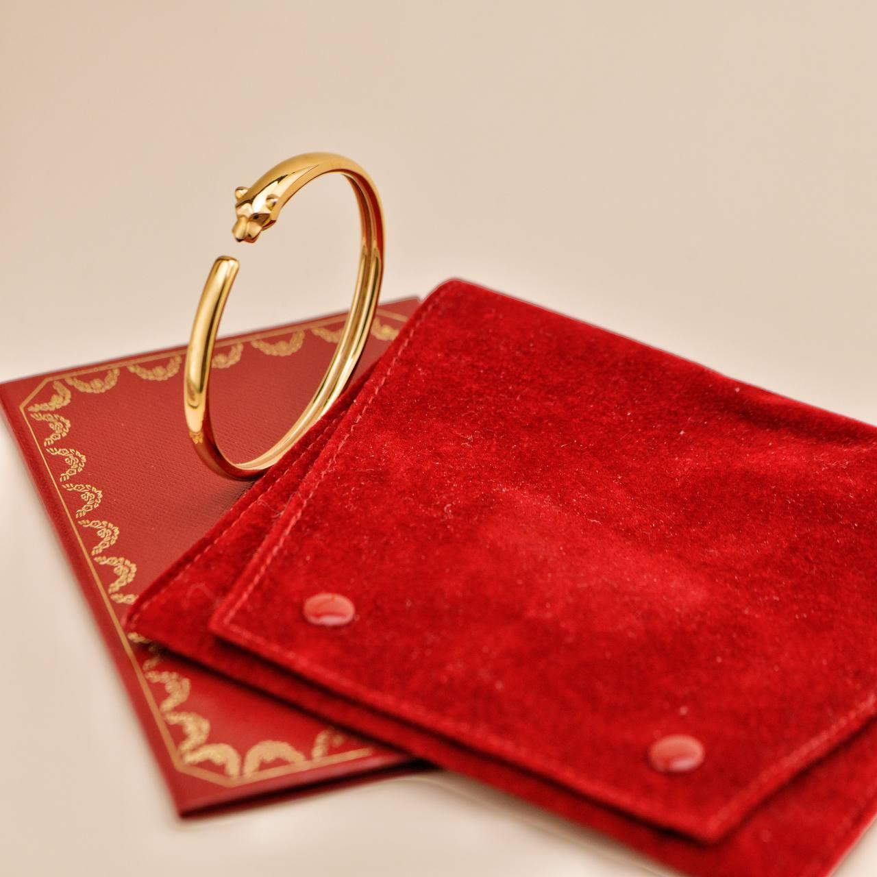 SKU	33301613
Kommt mit	Vollständiges Set (Tasche + Karte)
Datum	2022
UVP	£8.200 inkl. Steuern / €9.300 inkl. Steuern / $8.550 exkl. Steuern
Modell	B6067316
Seriennummer	KB****
Metall	18k Rose Gold
Steine	Tsavorit, Onyx
Gewicht	Ungefähr 23,77