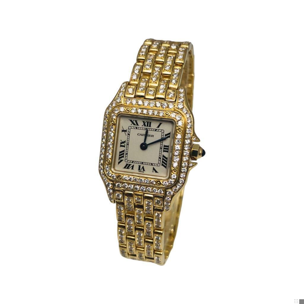 Ein schöner und prächtiger Zeitmesser von Cartier. 
Die Diamanten sind Aftermarket und wurden nach dem Kauf der Uhr aufgesetzt.

Marke: Cartier  
Modell: Panthere de Cartier  
Uhrwerk: Automatik  
Gehäusegröße: 22 mm  
Zifferblatt: Weiß  
Lünette: