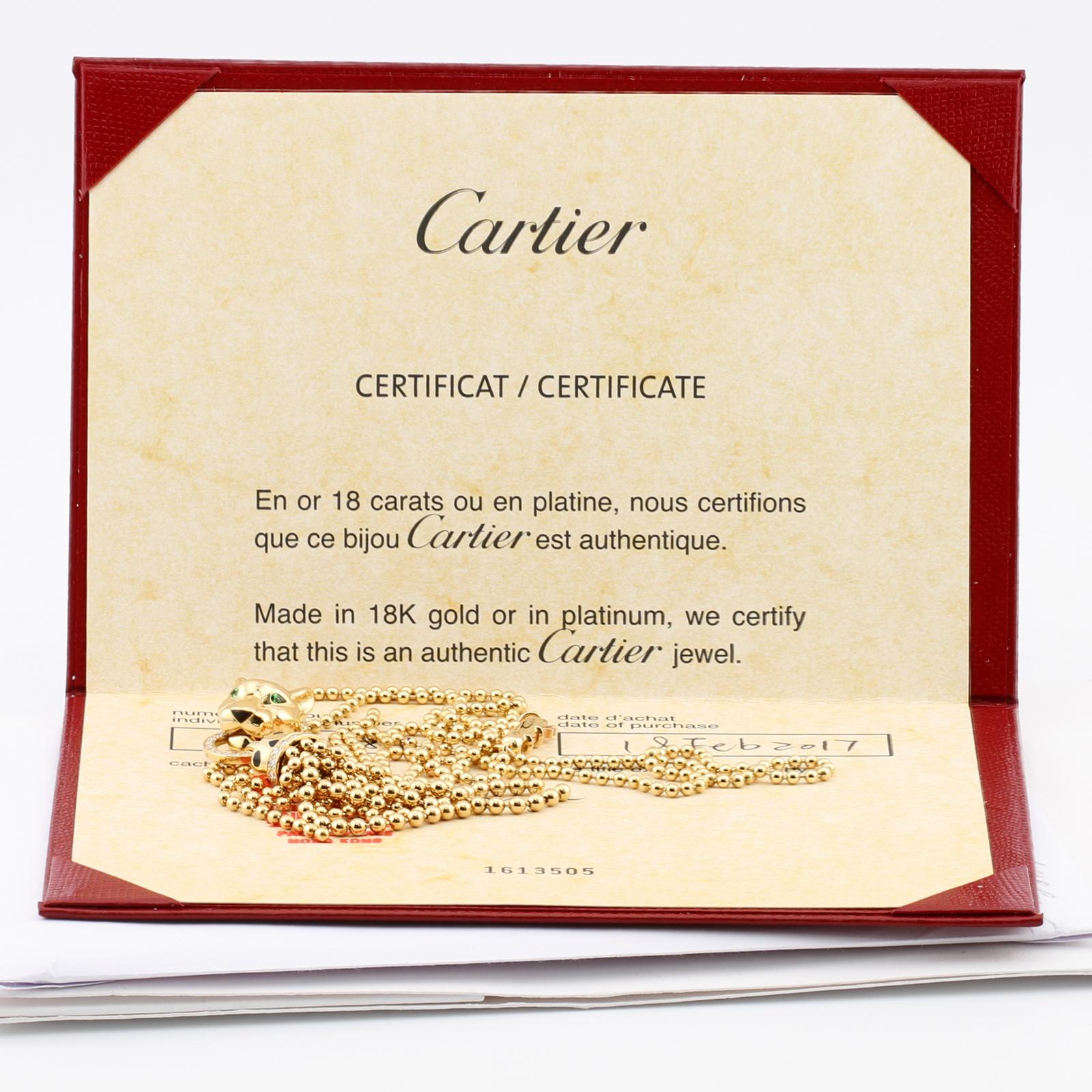 Cet authentique collier Panthère de Cartier présente un pendentif panthère en or jaune 18 carats avec des taches de laque noire, des yeux en grenat tsavorite, un nez en onyx et 36 diamants taille brillant d'une valeur totale de 0,24 carat. Fabriqué