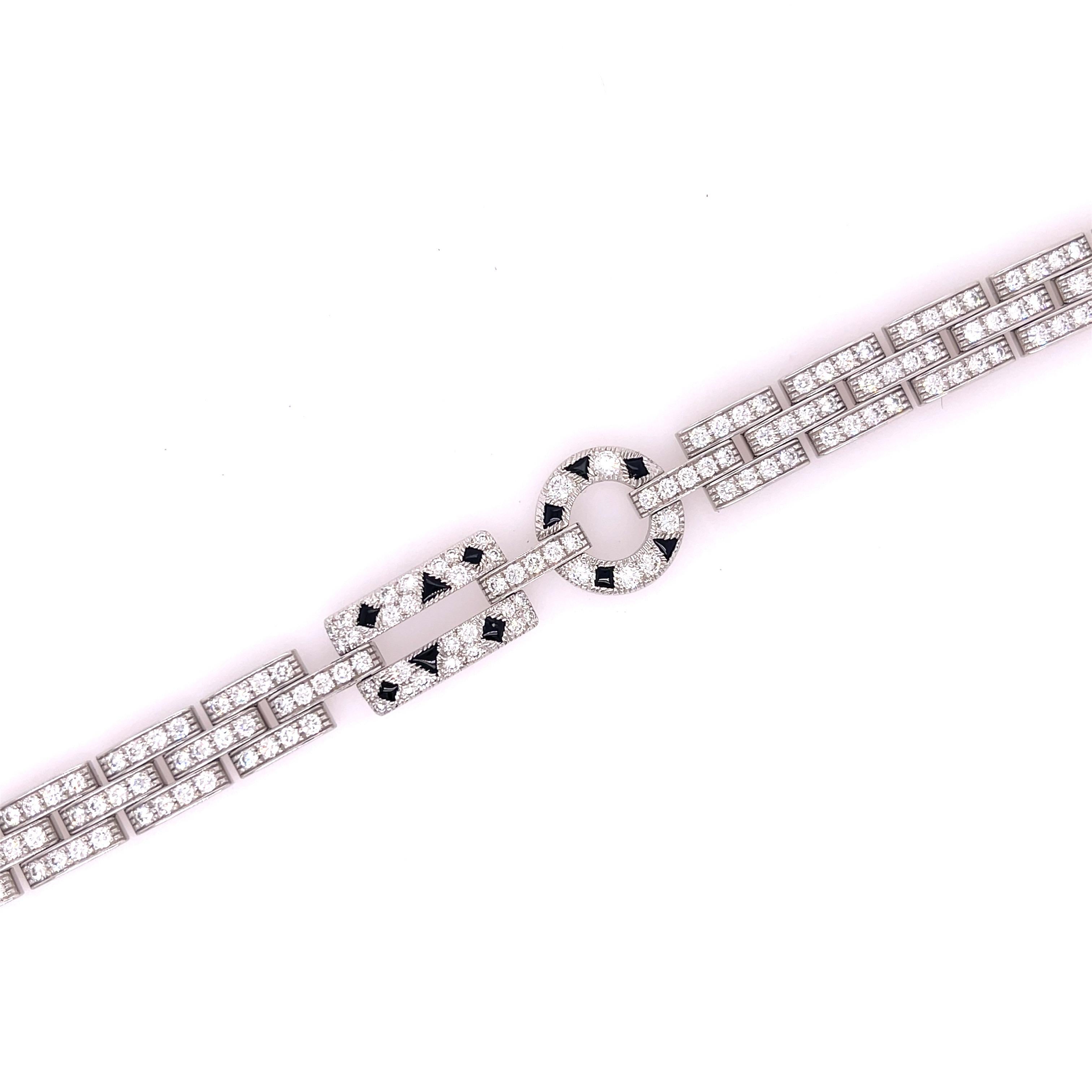 Bracelet Panthère de Cartier en or blanc 18 carats, diamants et onyx. Le bracelet comporte environ 5,90ctw de diamants ronds de taille brillante.
7