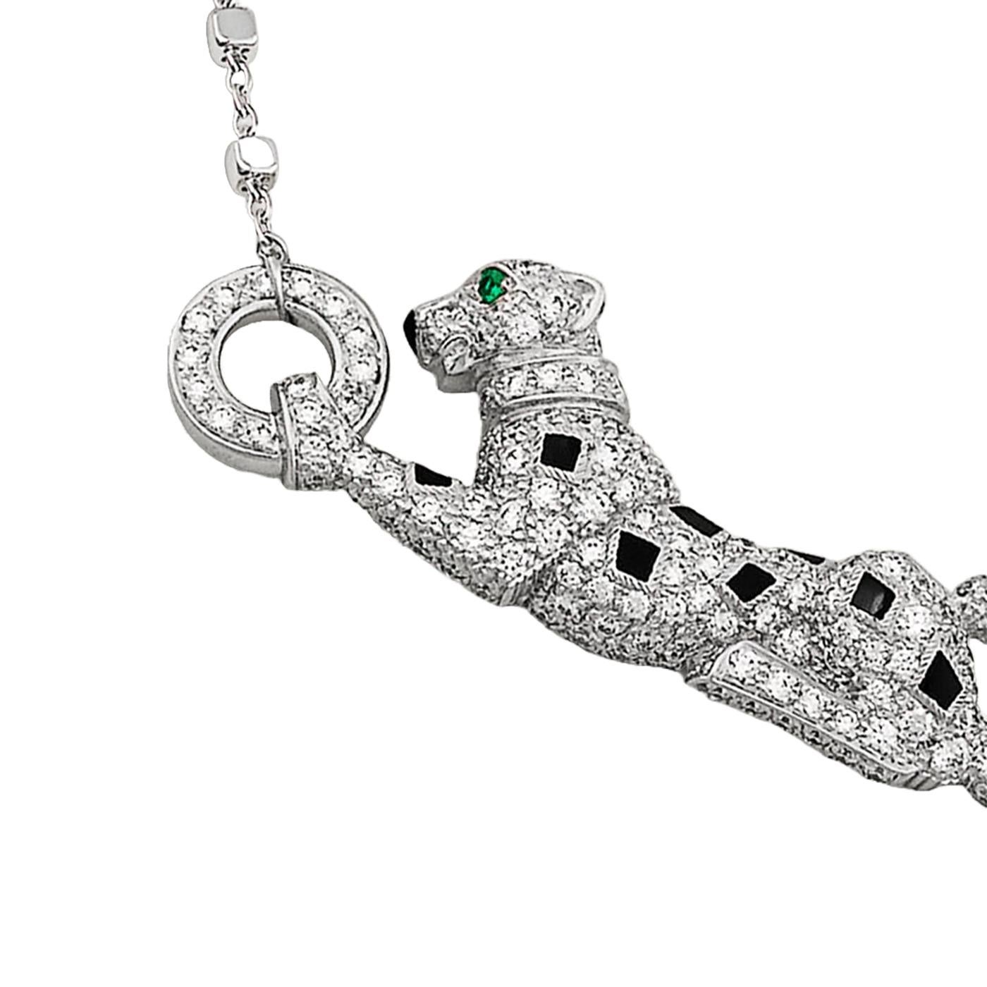 Collana Panthère de Cartier, oro bianco 750/1000, lacca nera, con smeraldo e 189 diamanti taglio brillante per un totale di 0,73 carati. Larghezza del motivo: 33.6 mm. Spessore del motivo: 4.22 mm. Lunghezza del motivo: 11,4 mm. La pantera Cartier è