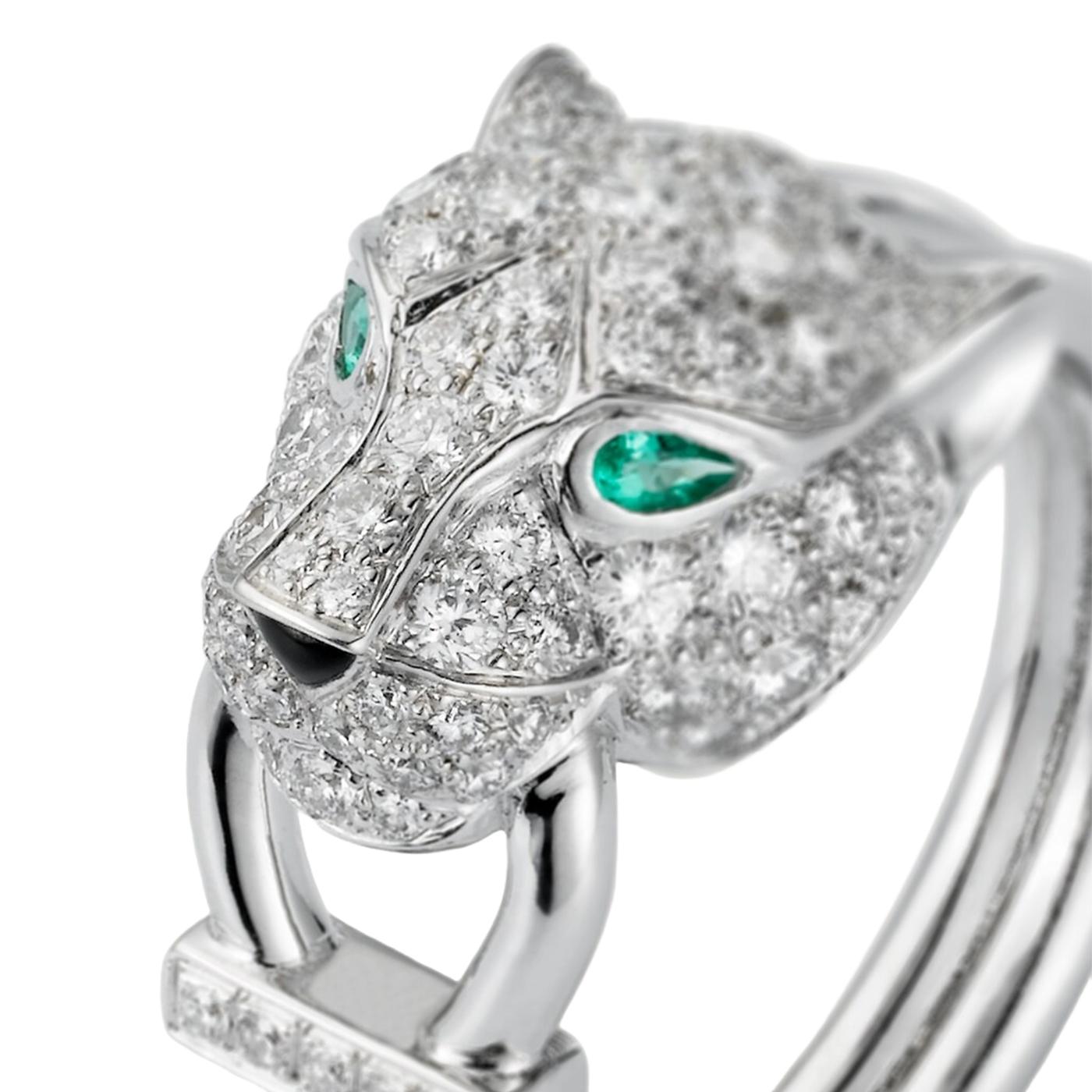 Ring Cartier Panthère de Cartier, Weißgold 750/1000, besetzt mit 81 Diamanten im Brillantschliff von insgesamt 0,75 Karat, Smaragden und Onyx. Breite des Musters: 10,7 mm (für Größe 54). Der Cartier-Panther taucht erstmals 1914 in der Ästhetik des