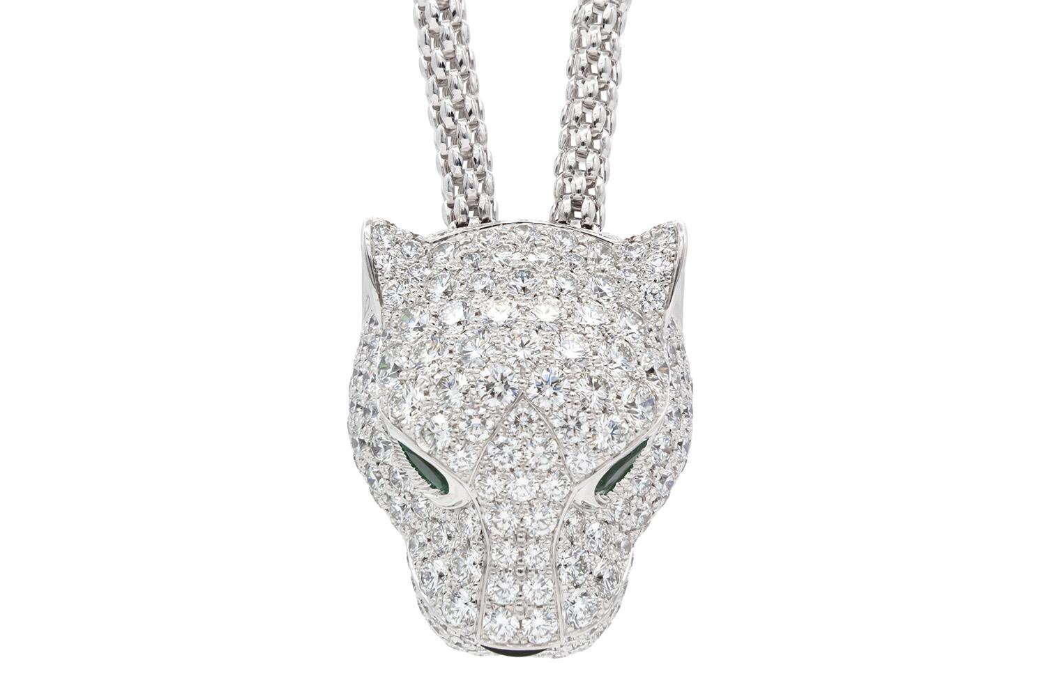Nous avons le plaisir de vous proposer cet authentique collier Panthère de Cartier. Ce superbe collier en or blanc 18 carats est orné d'yeux en émeraude, d'un nez en onyx et de 195 diamants ronds de taille brillant d'une valeur totale d'environ