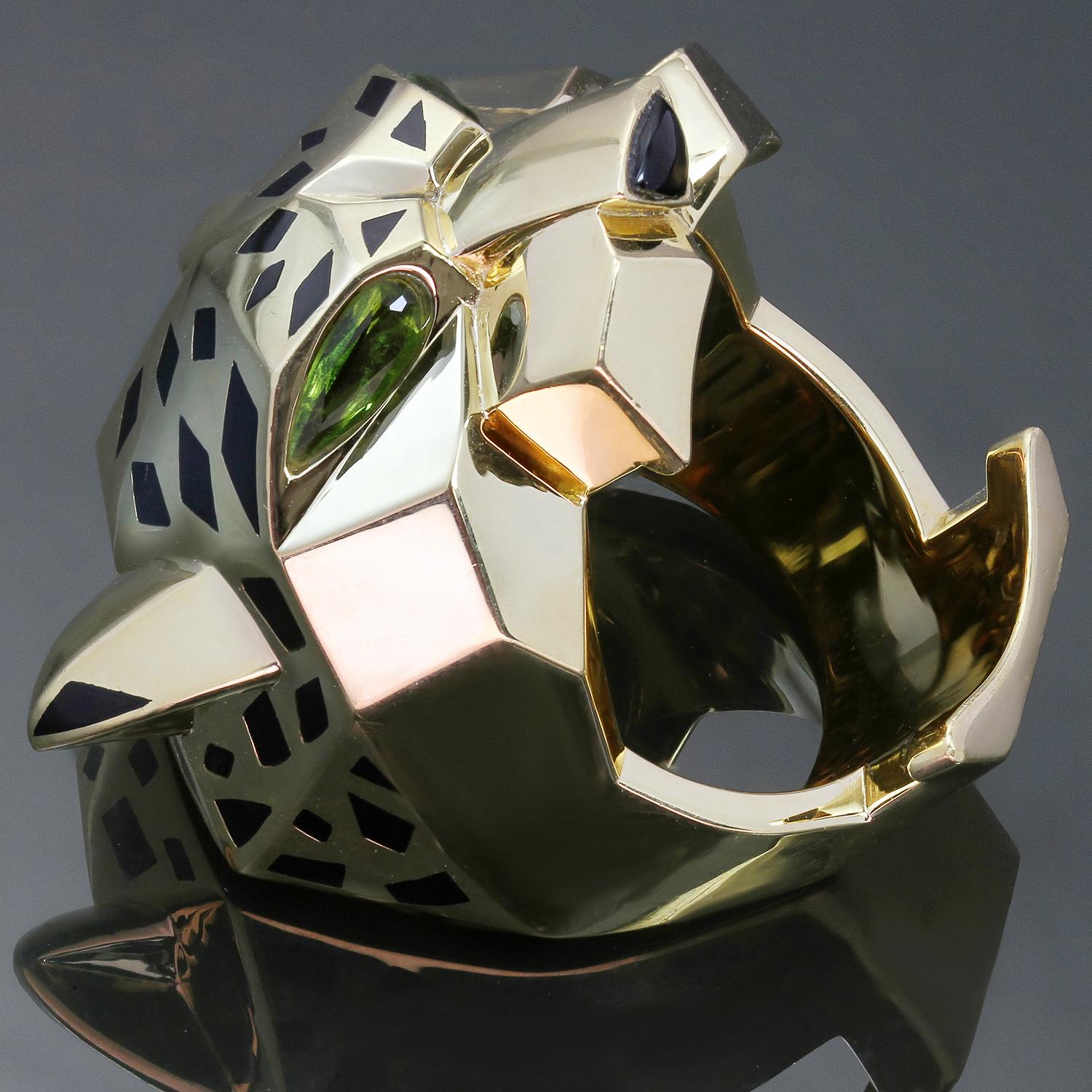 Dieser wunderschöne Unisex-Ring Panthère de Cartier zeigt ein kühnes und wildes durchbrochenes Pantherdesign, das aus 18 Karat Gelbgold mit schwarzem Lack gefertigt und mit grünen Peridot-Augen und einer schwarzen Onyxnase akzentuiert ist. Der Ring