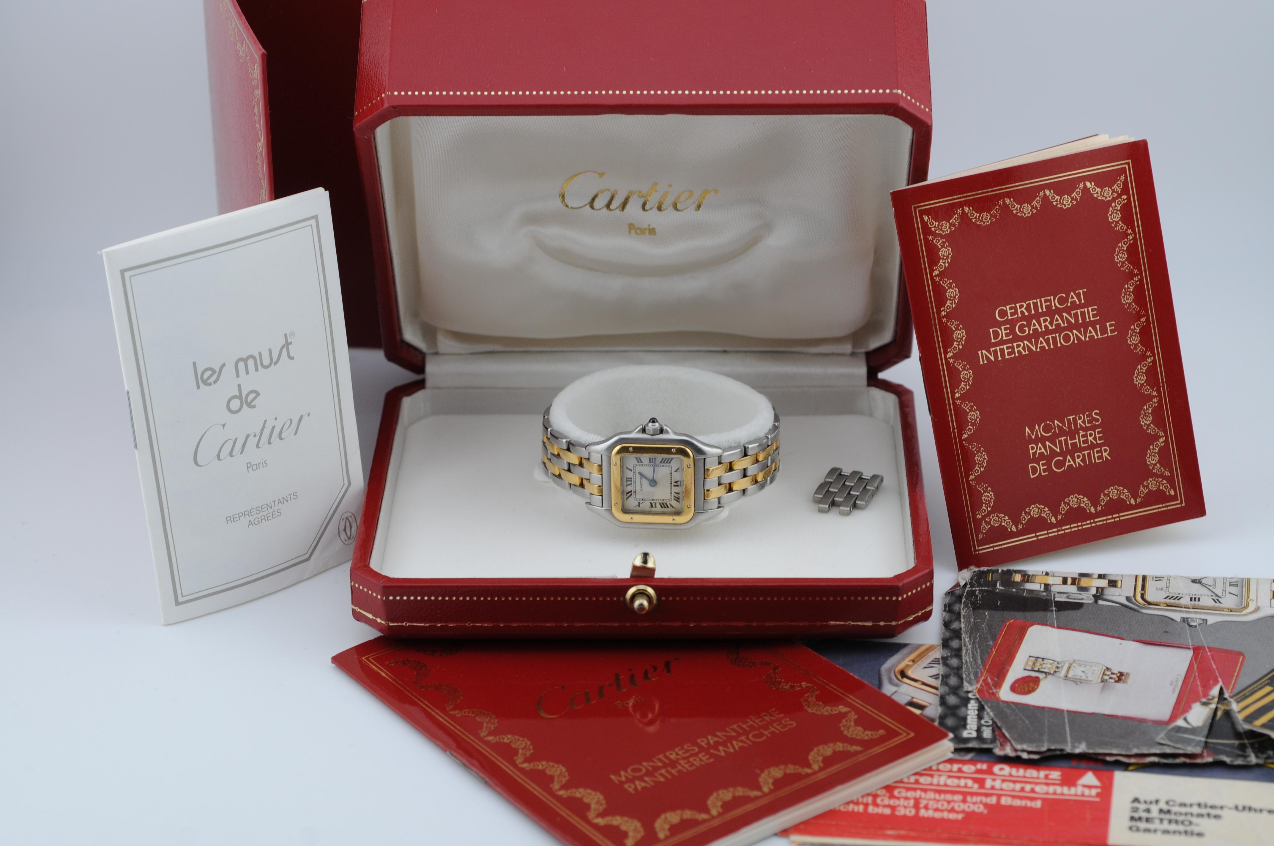 Elegante Cartier Panthère de Cartier Armbanduhr, Referenz 1120, mit dem ikonischen zweifarbigen Design aus Edelstahl und 18 Karat Gelbgold. Die von einem präzisen Quarzwerk angetriebene Uhr misst 22 × 30 mm und wiegt 44 Gramm.

Kommt mit original