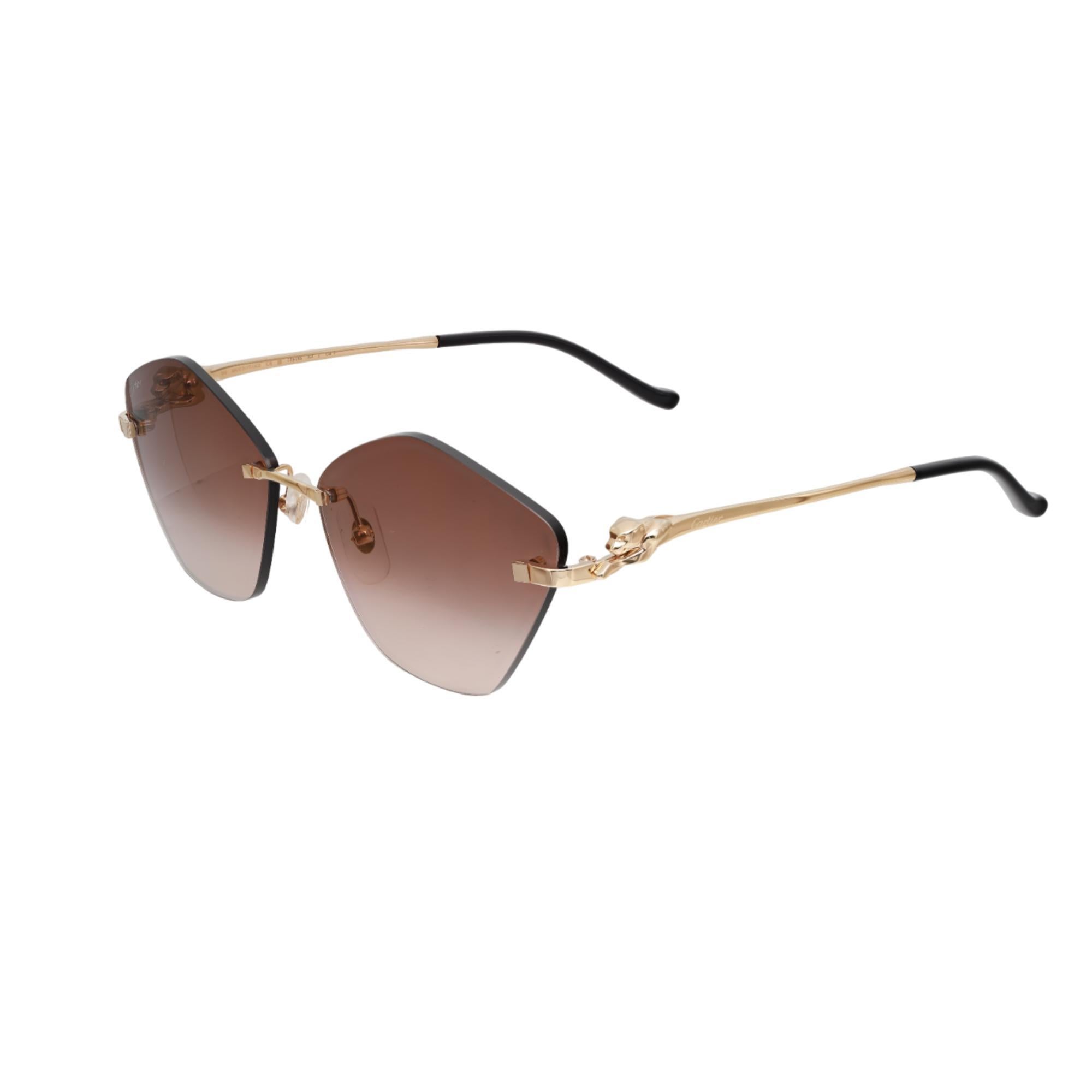 These breathtaking Cartier Panthere De Cartier sunglasses are the epitome of sheer elegance. These sunglasses are crafted in a rimless metal frame with a smooth golden finish for the style-savvy people of today. Showcasing UV-protected plastic cat