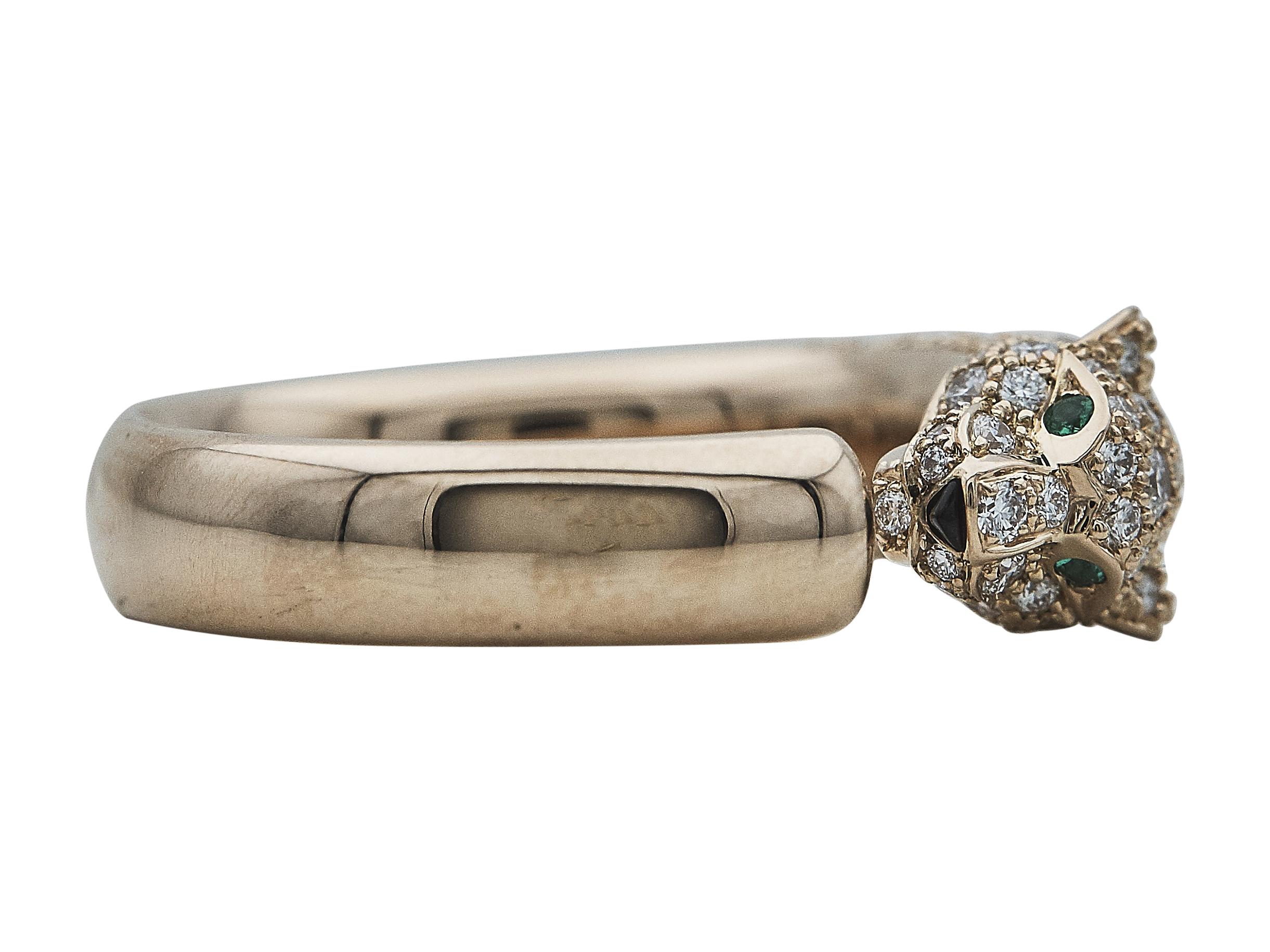 Der Ring: Ein Cartier Panthère de Cartier Ring aus achtzehnkarätigem Roségold, besetzt mit rundem Diamantpavé im Brillantschliff. Dieser Ring hat die Größe 54.

Begleitet von
