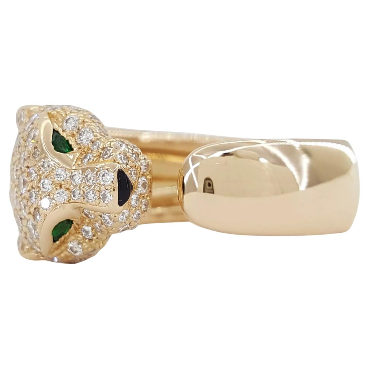 Anello Cartier Panthère de Cartier in oro rosa 18 carati - Diamanti, smeraldi e onice - Misura 54 / US 6,75

Questo iconico anello Panthère de Cartier è squisitamente realizzato in oro rosa massiccio 18 carati, con un peso di 12,6 grammi e un'audace