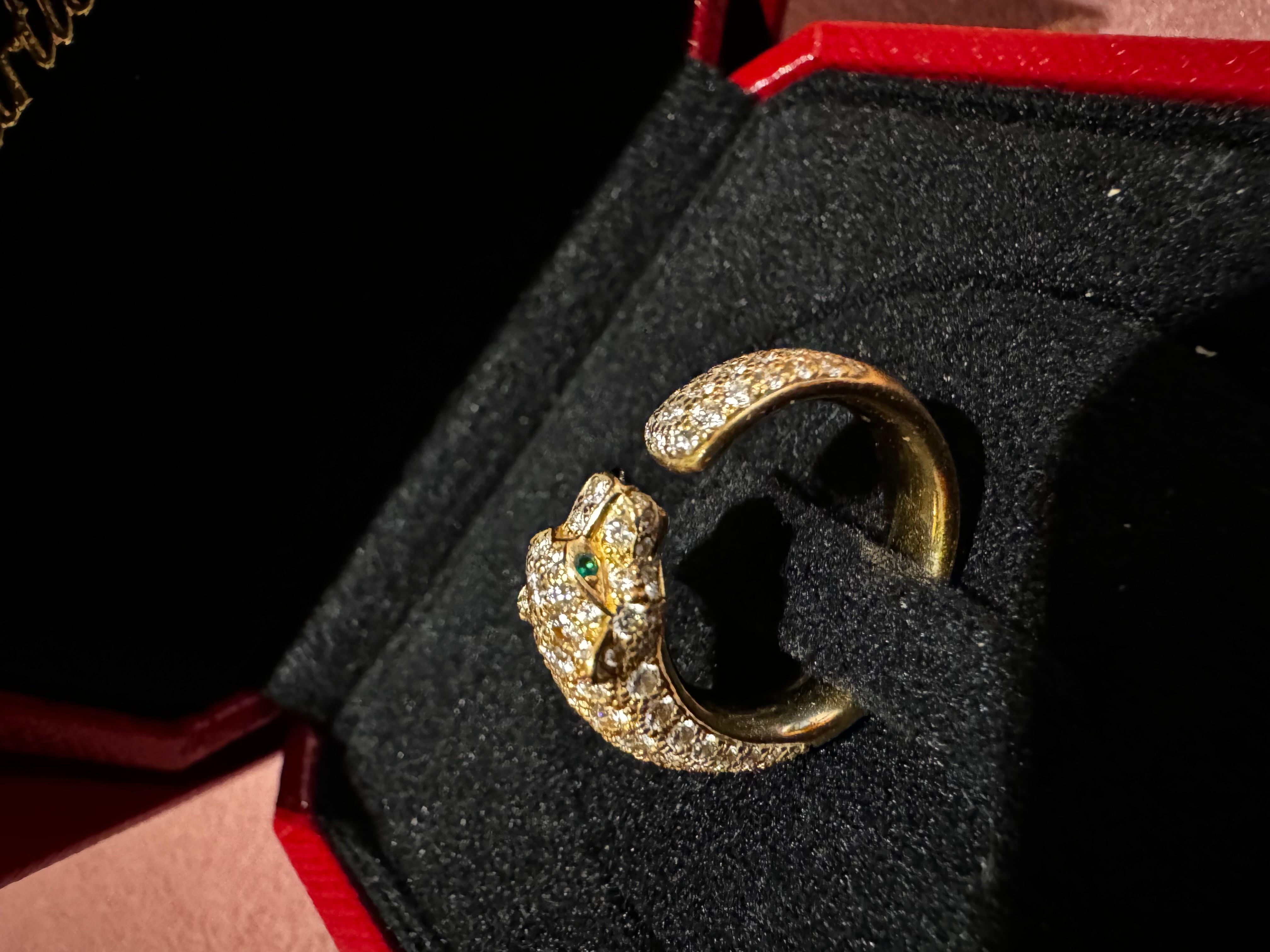 Ring Panthère de Cartier, Gelbgold 750/1000, Onyx, besetzt mit 2 Smaragden und 112 Diamanten im Brillantschliff von insgesamt 0,95 Karat. Größe 46 