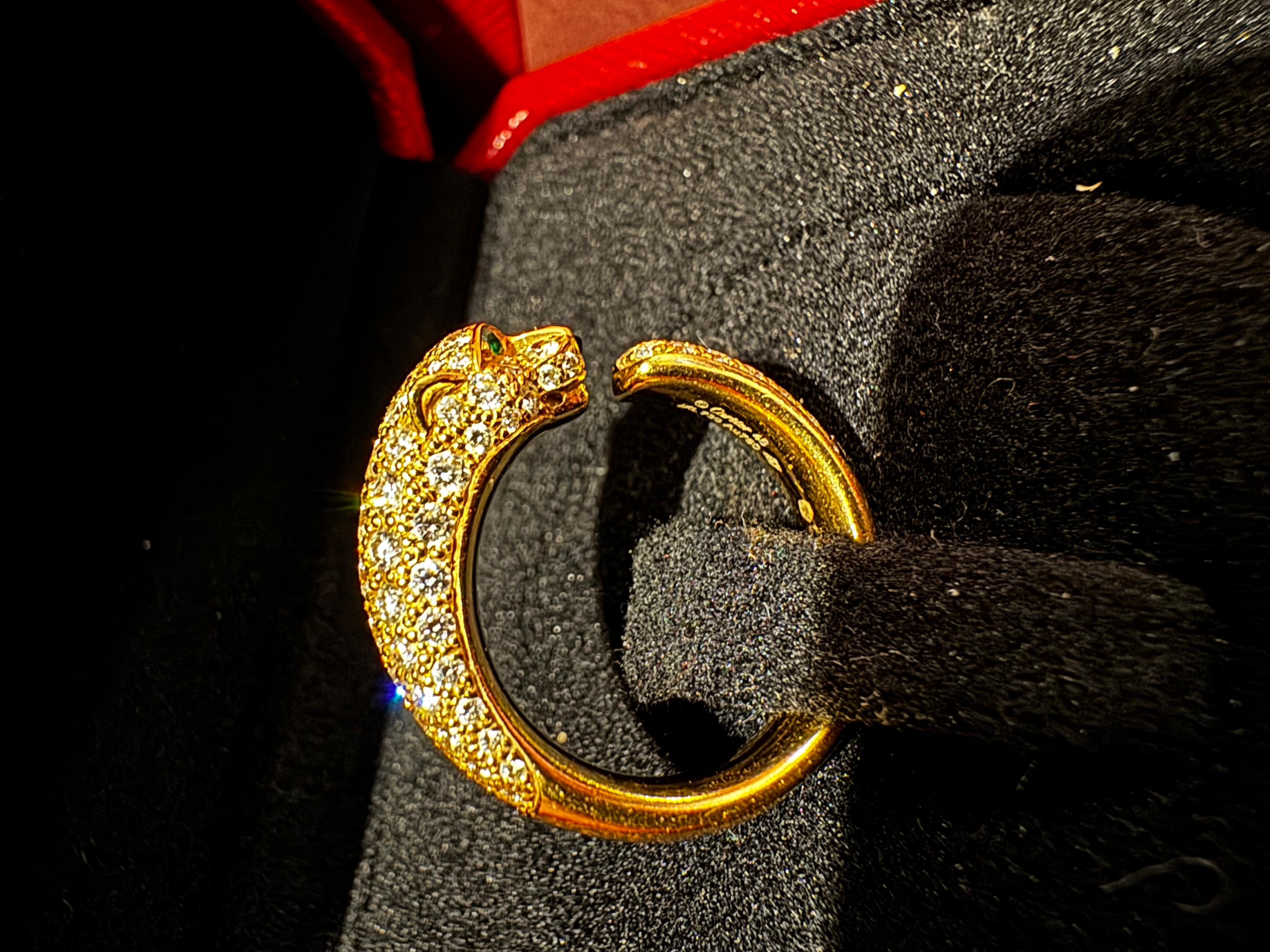Brilliant Cut Cartier Panthère de Cartier ring, yellow gold onyx with 2 emerald For Sale