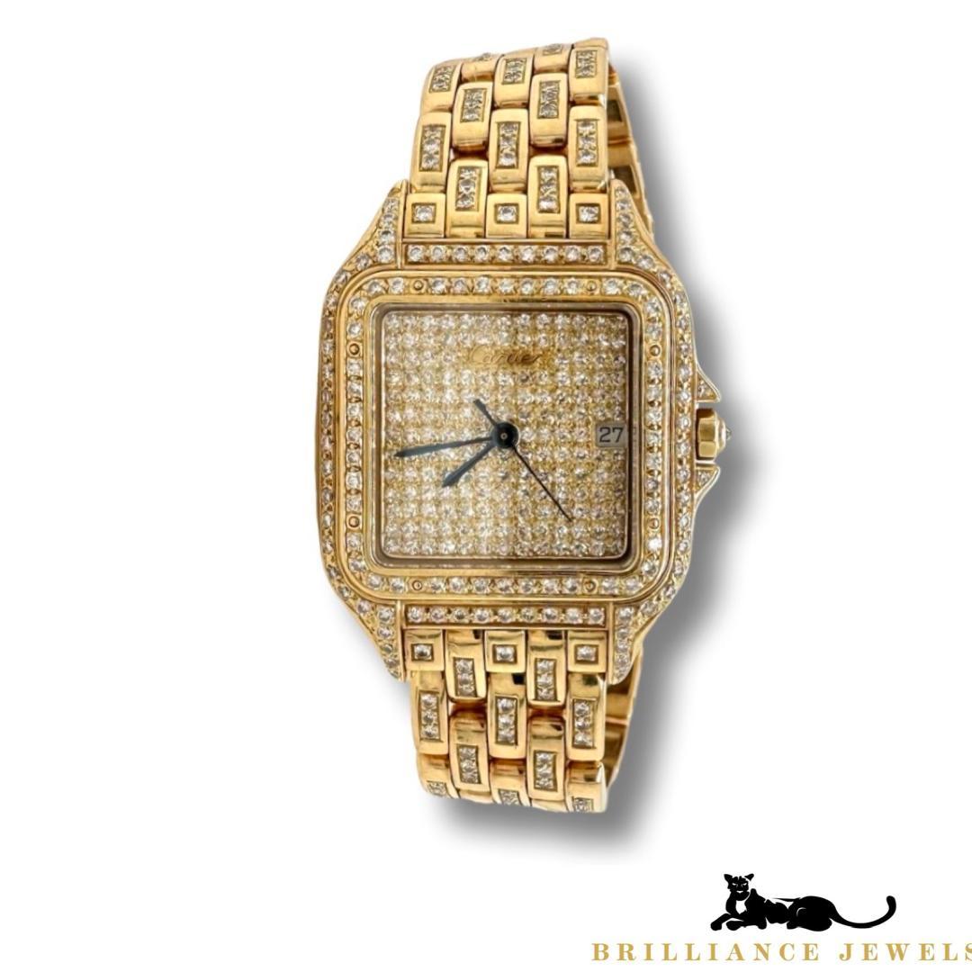 Diese Cartier Panther Uhr ist das perfekte zeitlose Stück für jede Gelegenheit. Diese aus 18 Karat Gelbgold gefertigte und mit Diamanten besetzte Uhr ist ein echter Hingucker. Die Krone mit dem blauen Saphir-Cabochon verleiht ihr einen Hauch von