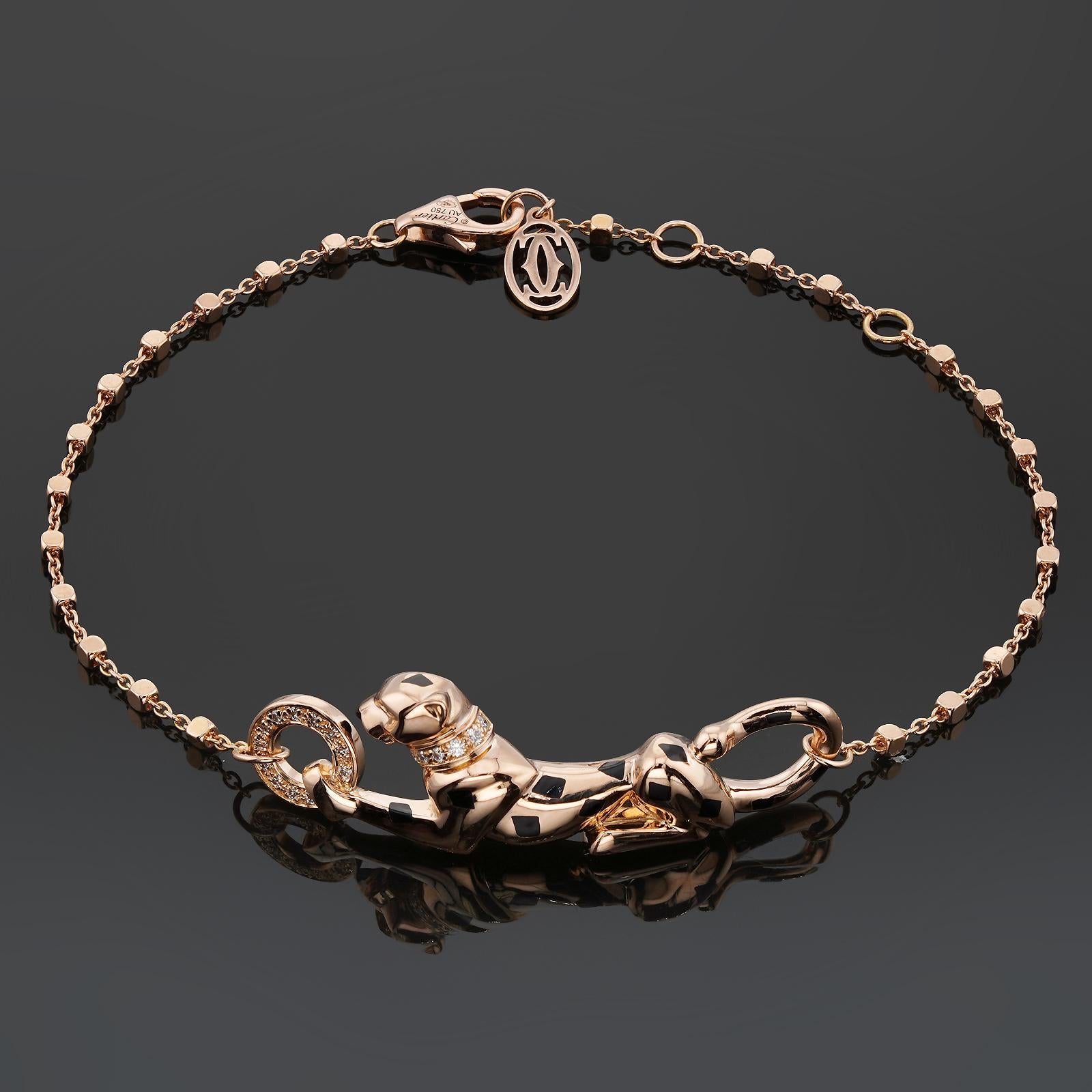 Questo splendido bracciale autentico Panthère de Cartier è realizzato in oro rosa 18 carati e presenta un motivo a pantera accentuato con lacca nera e incastonato con un granato verde tsavorite e 19 diamanti taglio brillante per un peso stimato di