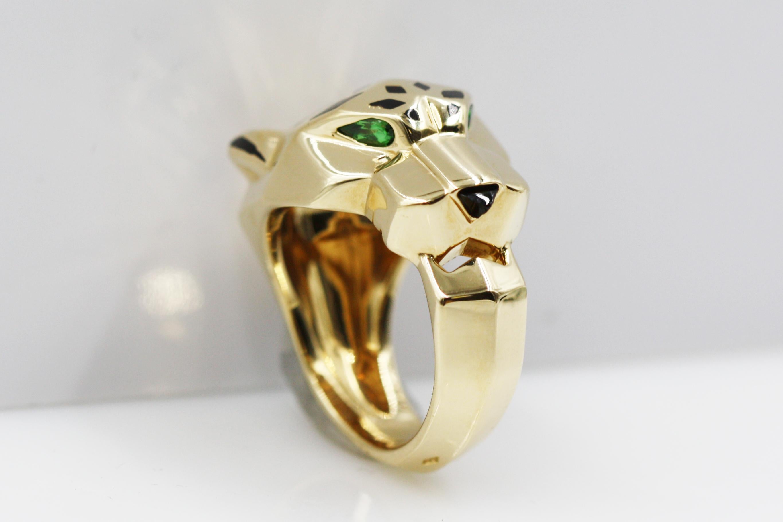 This incredible panther ring is the favorite of the Cartier brand, this prestigious brand chose the panther to be its representative animal. This ring is made in 18K yellow gold and embelished with black lacquer. Tsavorite garnets, onyx. REF:
