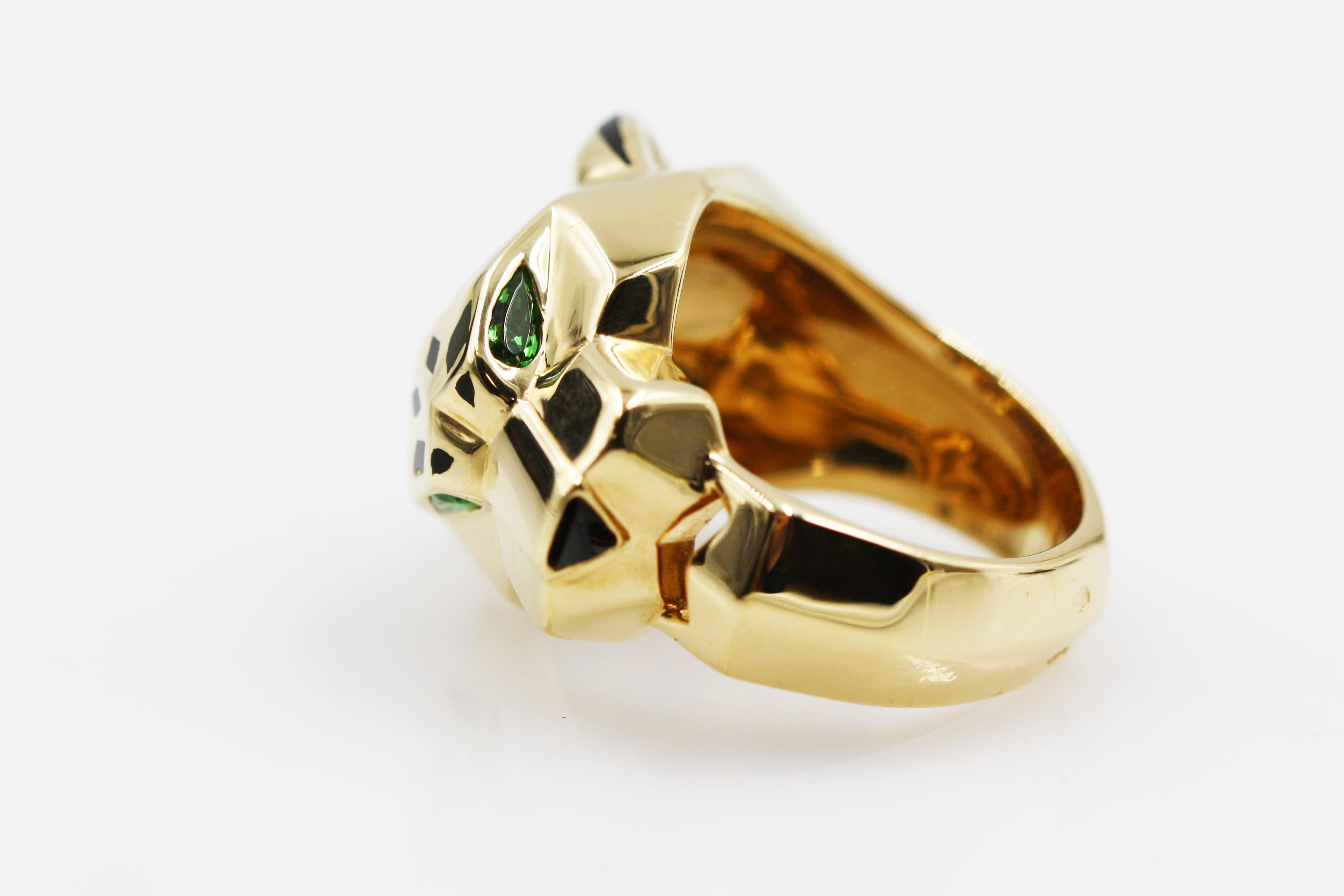 This incredible panther ring is the favorite of the Cartier brand, this prestigious brand chose the panther to be its representative animal. This ring is made in 18K yellow gold and embelished with black lacquer. Tsavorite garnets, onyx. REF: