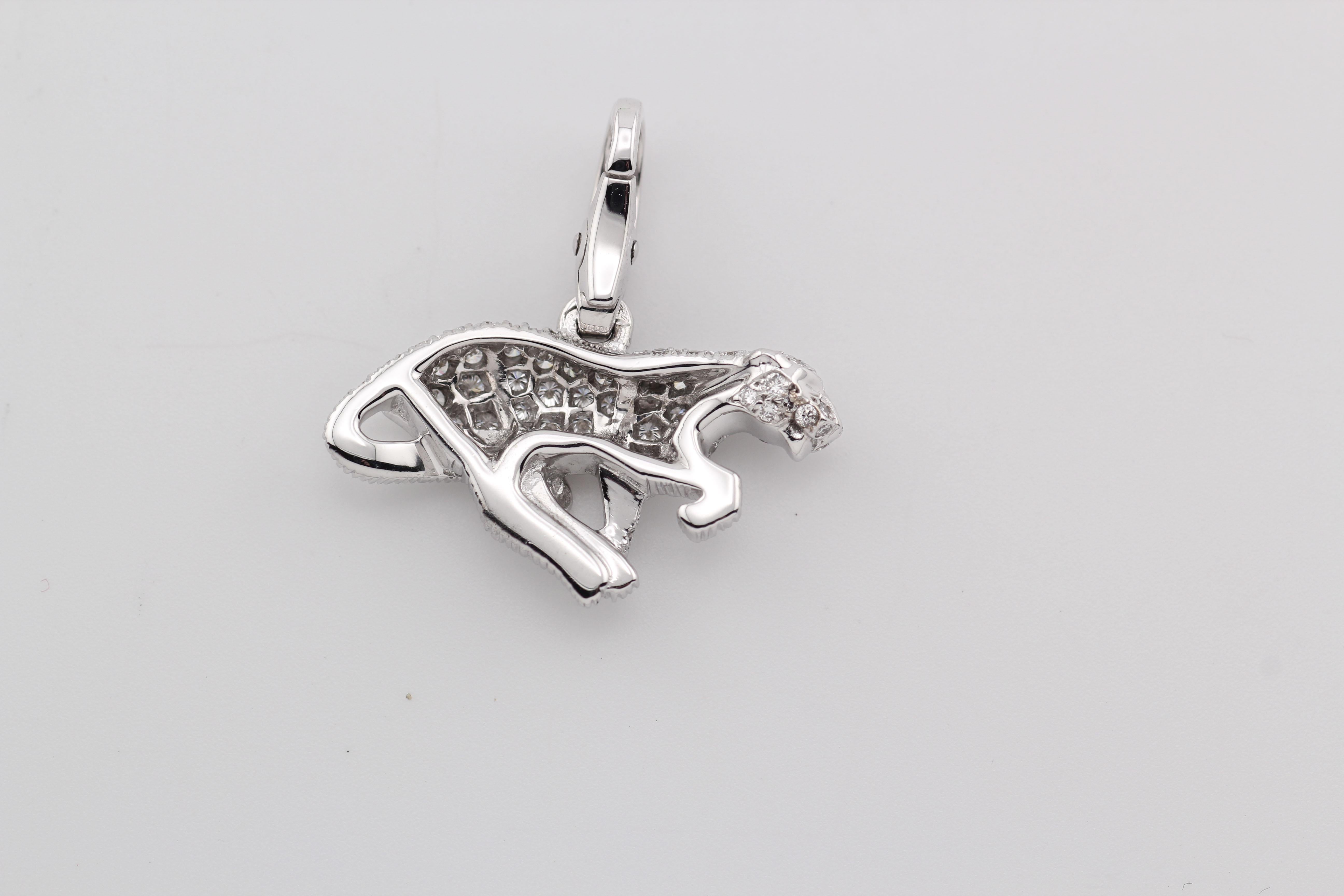 Evoca lo spirito della natura selvaggia con il Ciondolo Charm Panthère di Cartier in diamanti e oro bianco 18 carati, una testimonianza dell'eredità di Cartier in fatto di grazia, potere e raffinatezza. Questo pezzo squisito incarna l'essenza feroce