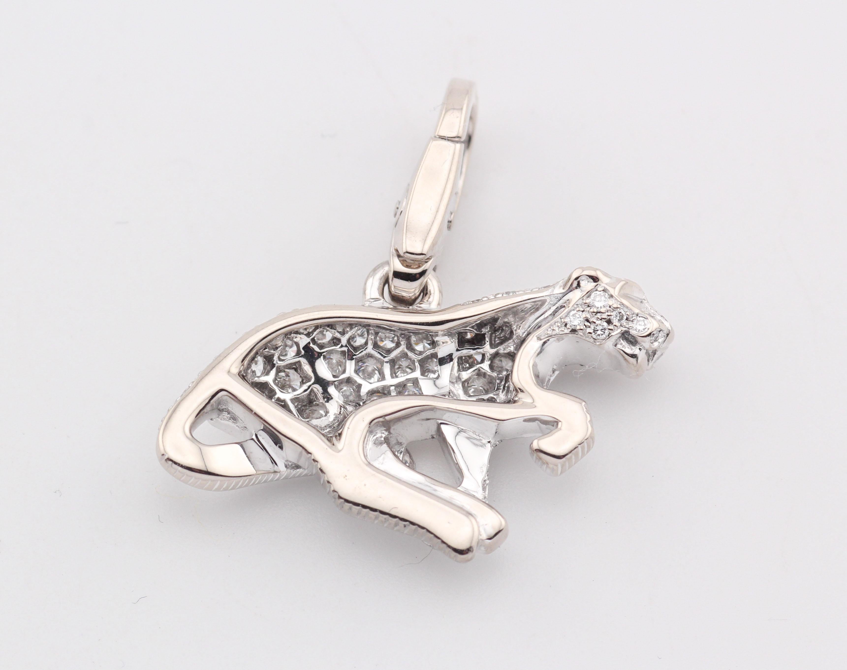 Evoca lo spirito della natura selvaggia con il Ciondolo Charm Panthère di Cartier in diamanti e oro bianco 18 carati, una testimonianza dell'eredità di Cartier in fatto di grazia, potere e raffinatezza. Questo pezzo squisito incarna l'essenza feroce