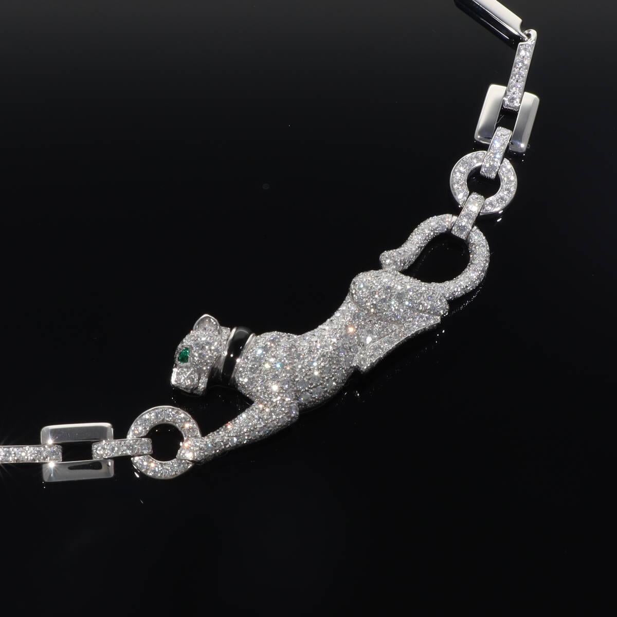Cartier Halskette aus 18 Karat Weißgold mit Panthere-Diamant, Smaragd und Onyx im Angebot 6