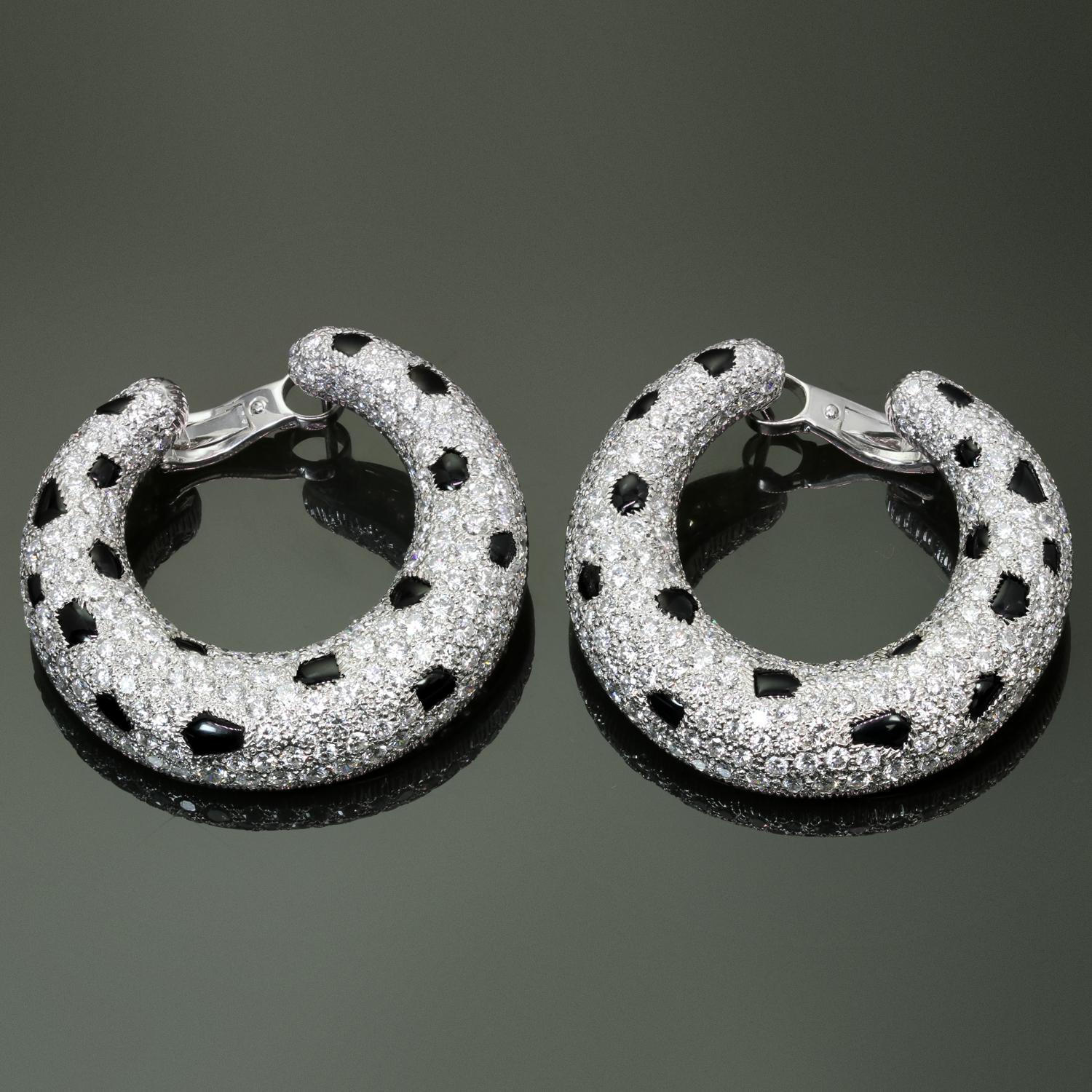 Ces exquises boucles d'oreilles Panthère de Cartier sont réalisées en platine et serties d'onyx calibré et de 402 à 404 diamants ronds de taille brillant d'un poids estimé à 15,0 - 16,0 carats. Marques d'atelier et de fabrication françaises.