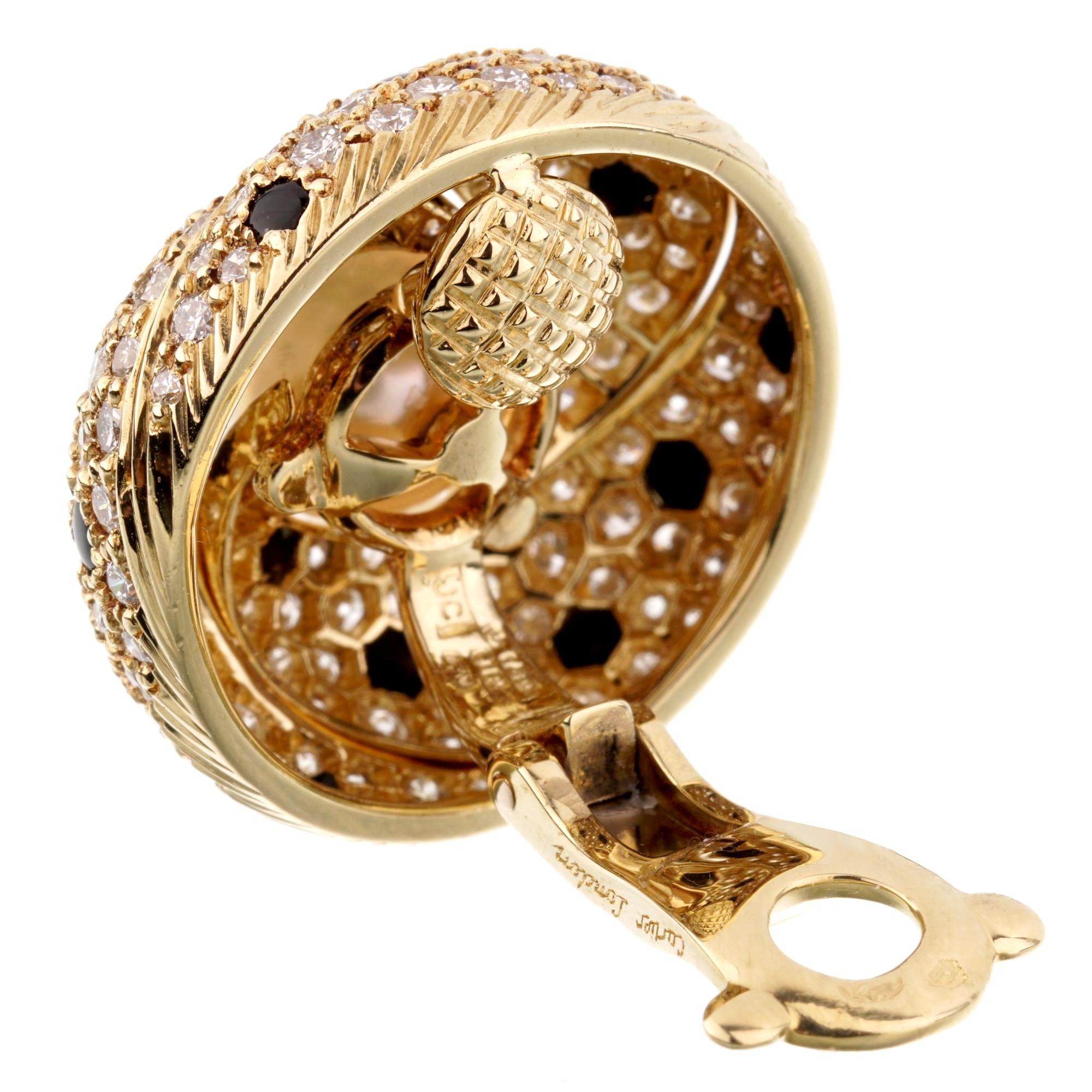 Die Cartier Panthère Gelbgold-Ohrringe mit Diamanten und Onyx verkörpern zeitlose Eleganz und den ikonischen Geist der Cartier Panthère Kollektion. Jeder runde Ohrring aus 18 Karat Gelbgold leuchtet mit Wärme und dient als markanter Hintergrund für