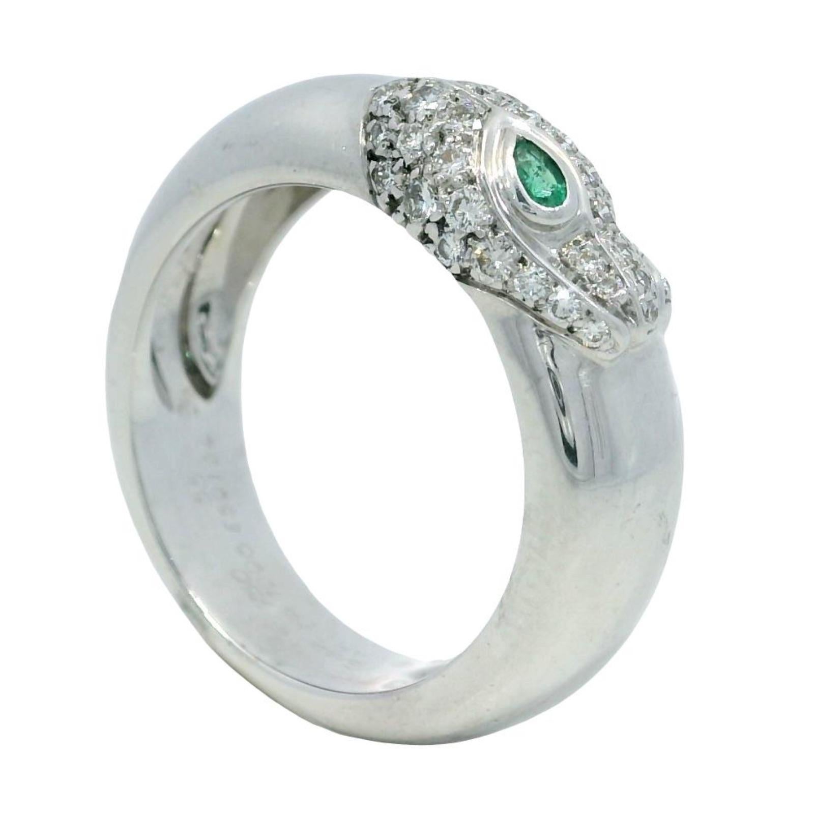 Cartier Bague Panthère Diamant Or Blanc 18k Taille 7.25

Cette bague bandeau distinctive de Cartier s'inspire de la forme épurée d'une panthère, avec un diamant blanc rond central associé à une émeraude verte taille poire qui rappelle l'intensité du