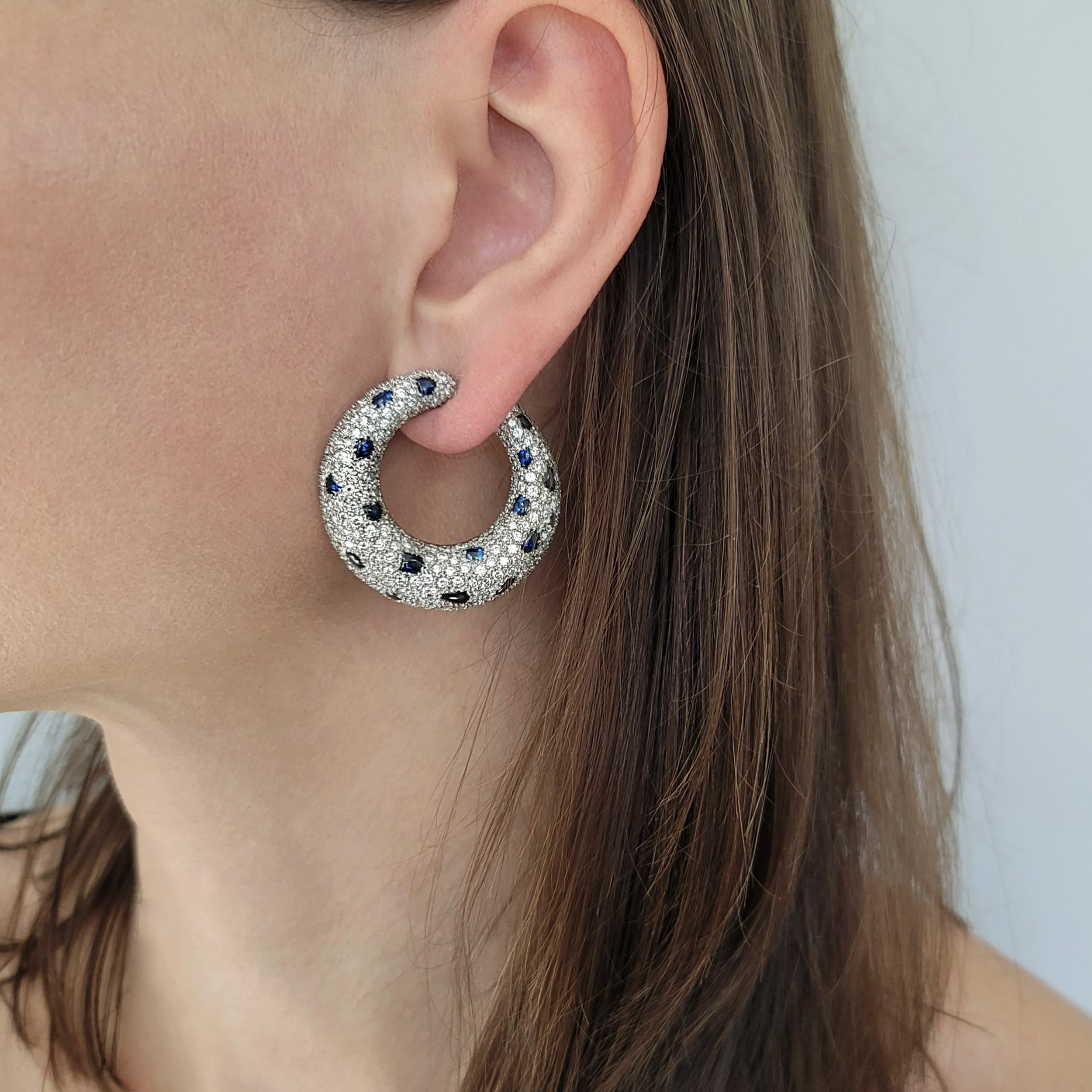 Artiste Cartier  Panthère  Boucles d'oreilles créoles en platine avec diamants et saphirs. en vente
