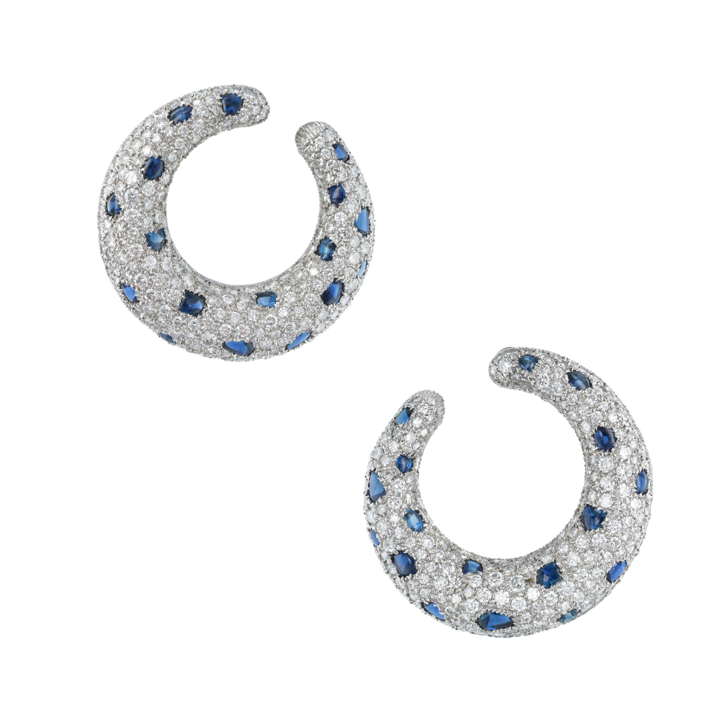 Taille ronde Cartier  Panthère  Boucles d'oreilles créoles en platine avec diamants et saphirs. en vente