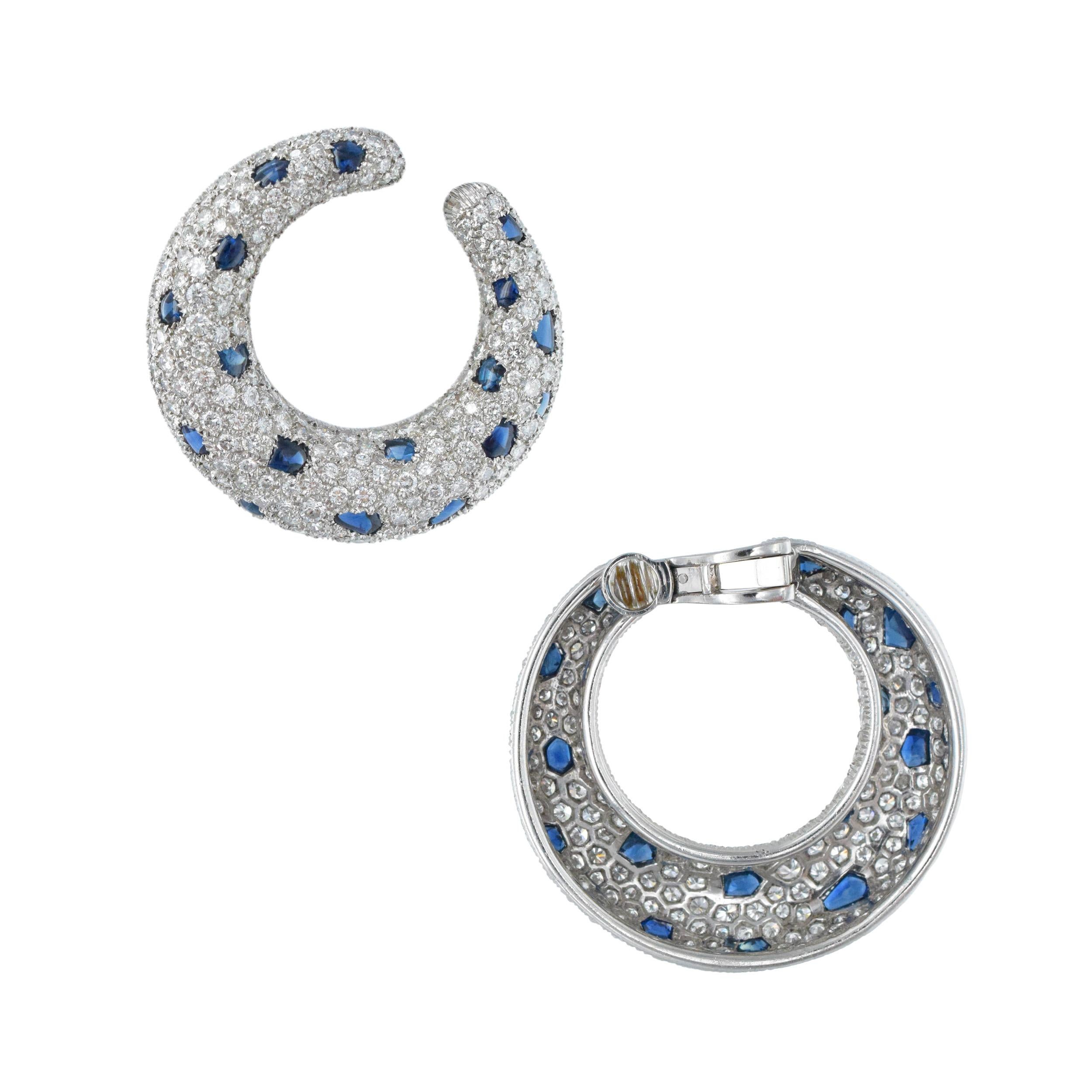 Cartier  Panthère  Boucles d'oreilles créoles en platine avec diamants et saphirs. Excellent état - En vente à New York, NY