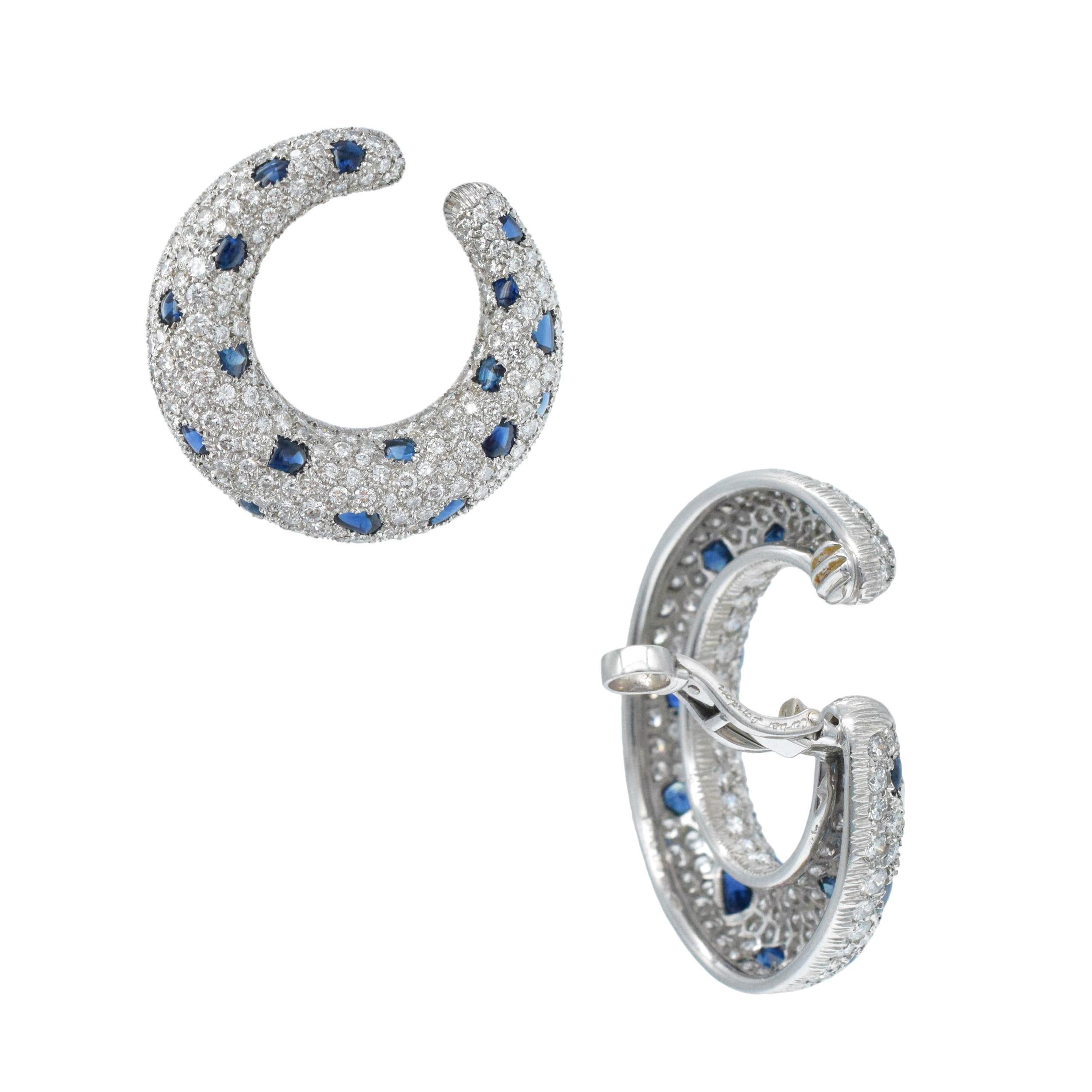 Cartier  Panthère  Boucles d'oreilles créoles en platine avec diamants et saphirs. Pour femmes en vente