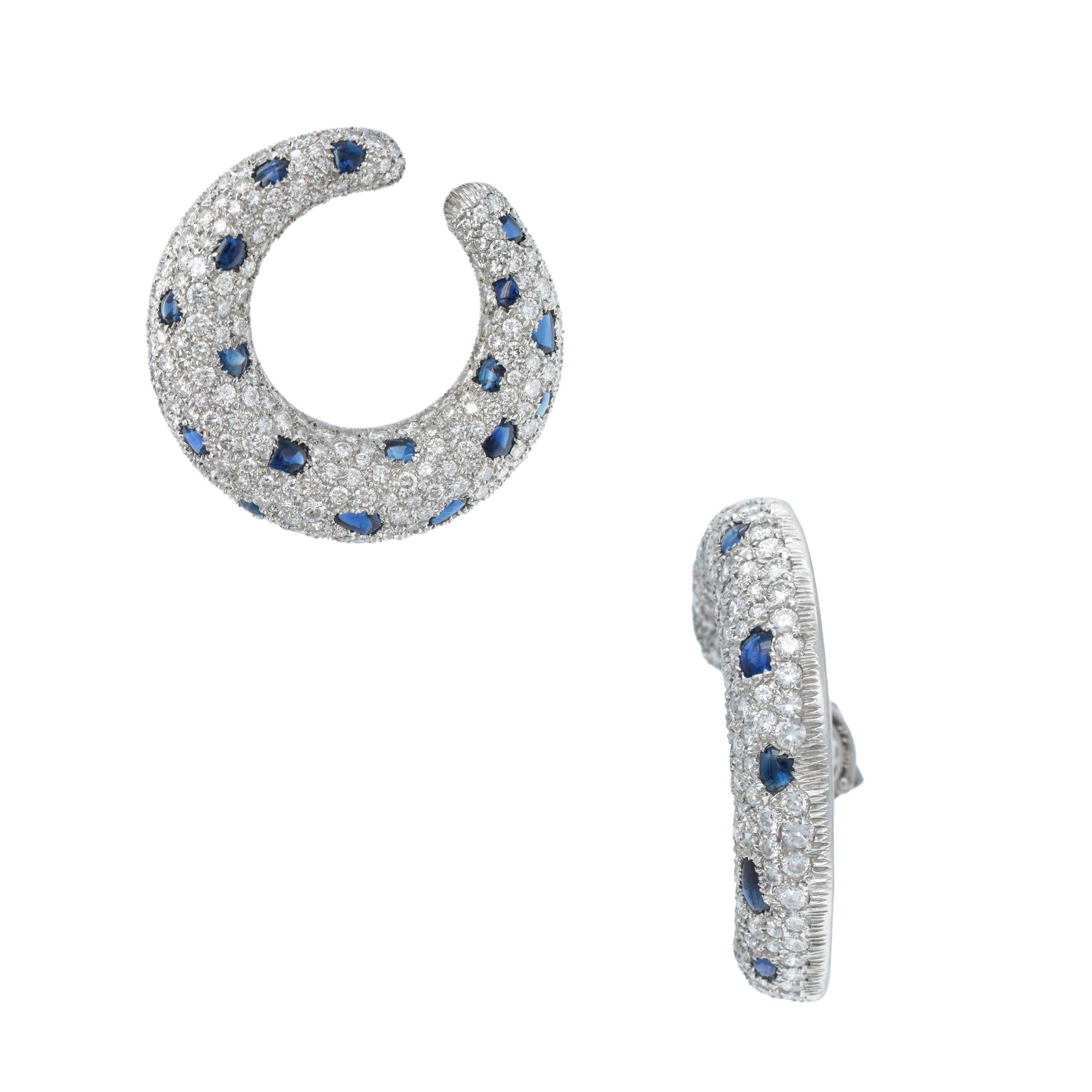 Cartier  Panthère  Boucles d'oreilles créoles en platine avec diamants et saphirs. en vente 1