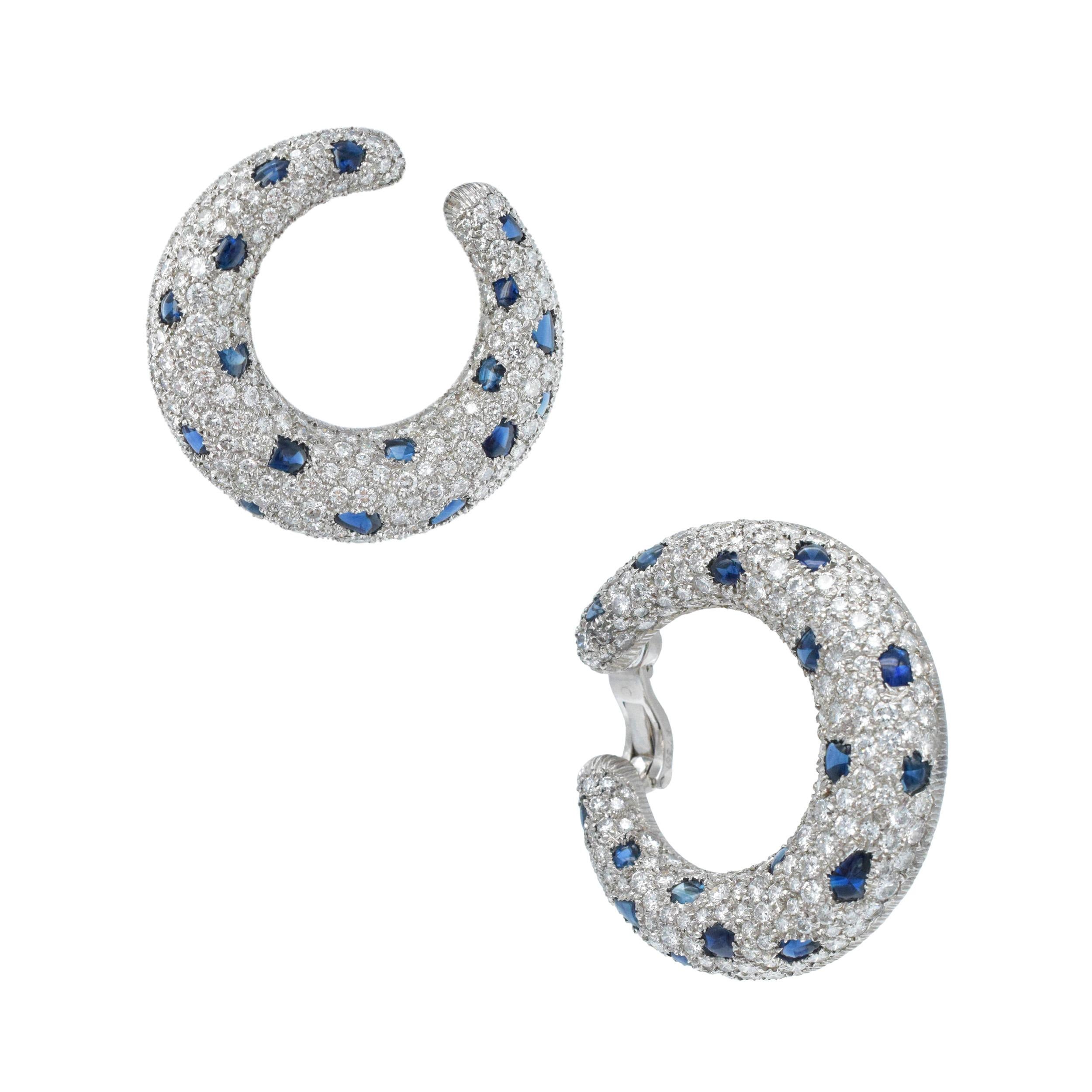 Cartier  Panthère  Boucles d'oreilles créoles en platine avec diamants et saphirs. en vente 2