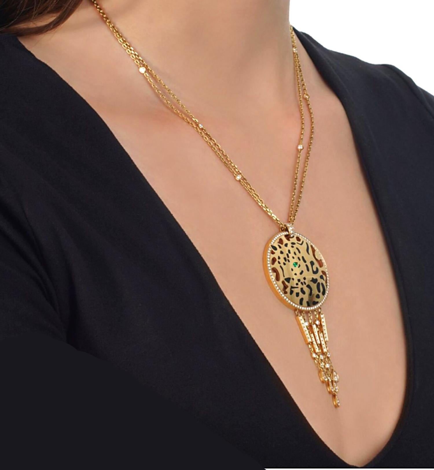 Die Diamant-Halskette Cartier Panthere aus Gelbgold ist ein Meisterwerk der Handwerkskunst und Eleganz und verkörpert den luxuriösen und innovativen Geist des Cartier-Designs. Im Mittelpunkt der Halskette steht ein atemberaubendes, kreisförmiges
