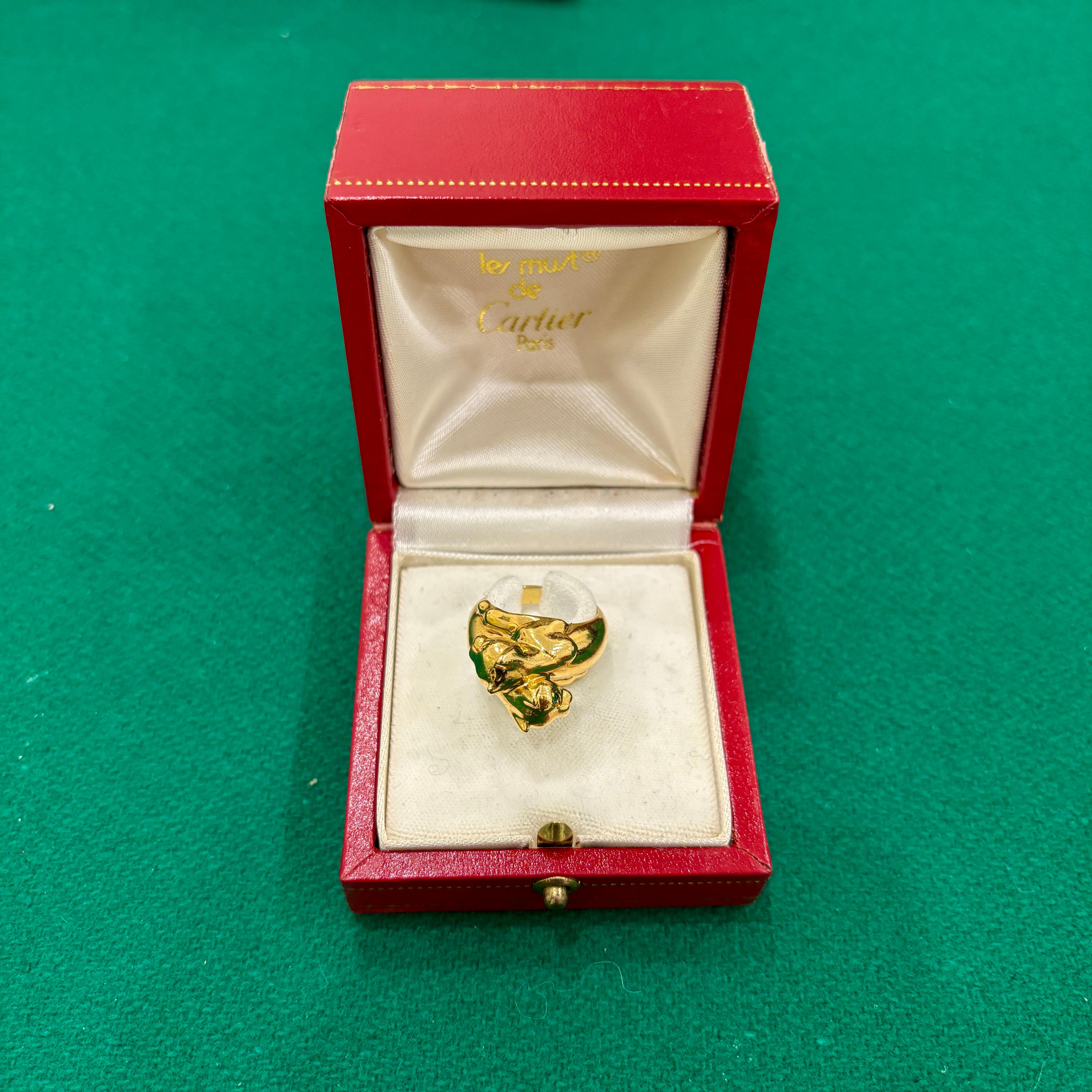 Bague en or jaune Cartier Panthère à double tête en émeraude Excellent état - En vente à Napoli, NA