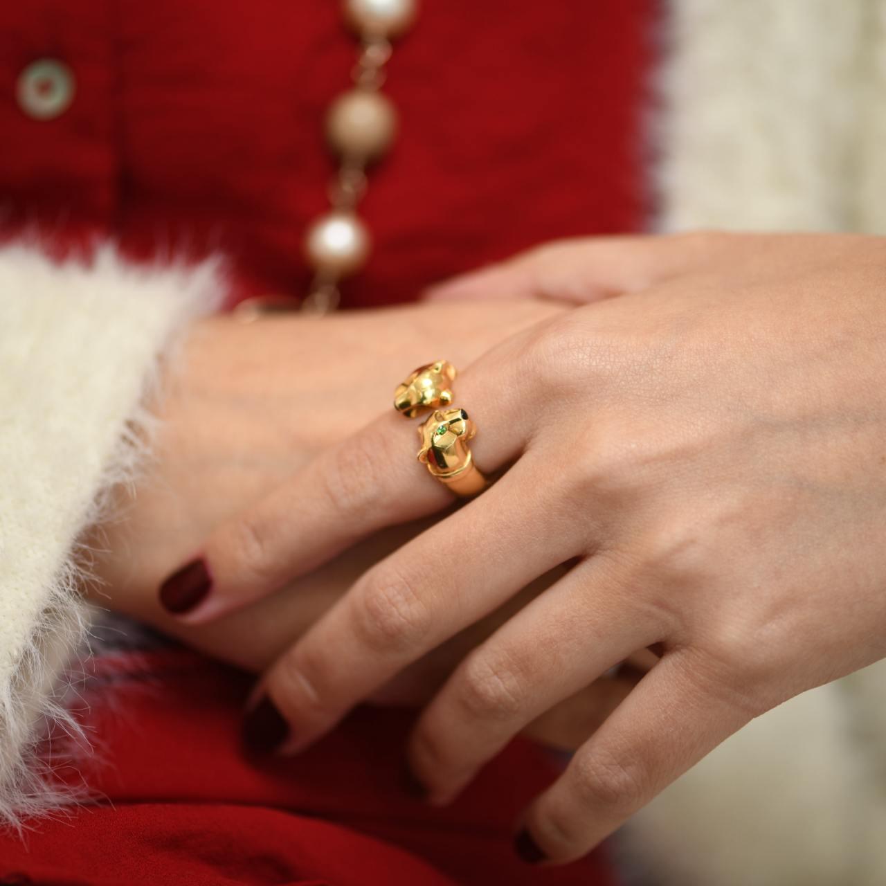SKU	33301057
Comes With	Pouch Only
Date	2014
Model	B421452
Serial Number	AE****
Metal	18k Yellow Gold
Stones	Onyx, Tsavorite, Green Garnet
Weight	Approximately 14 g
Ring Size  	52