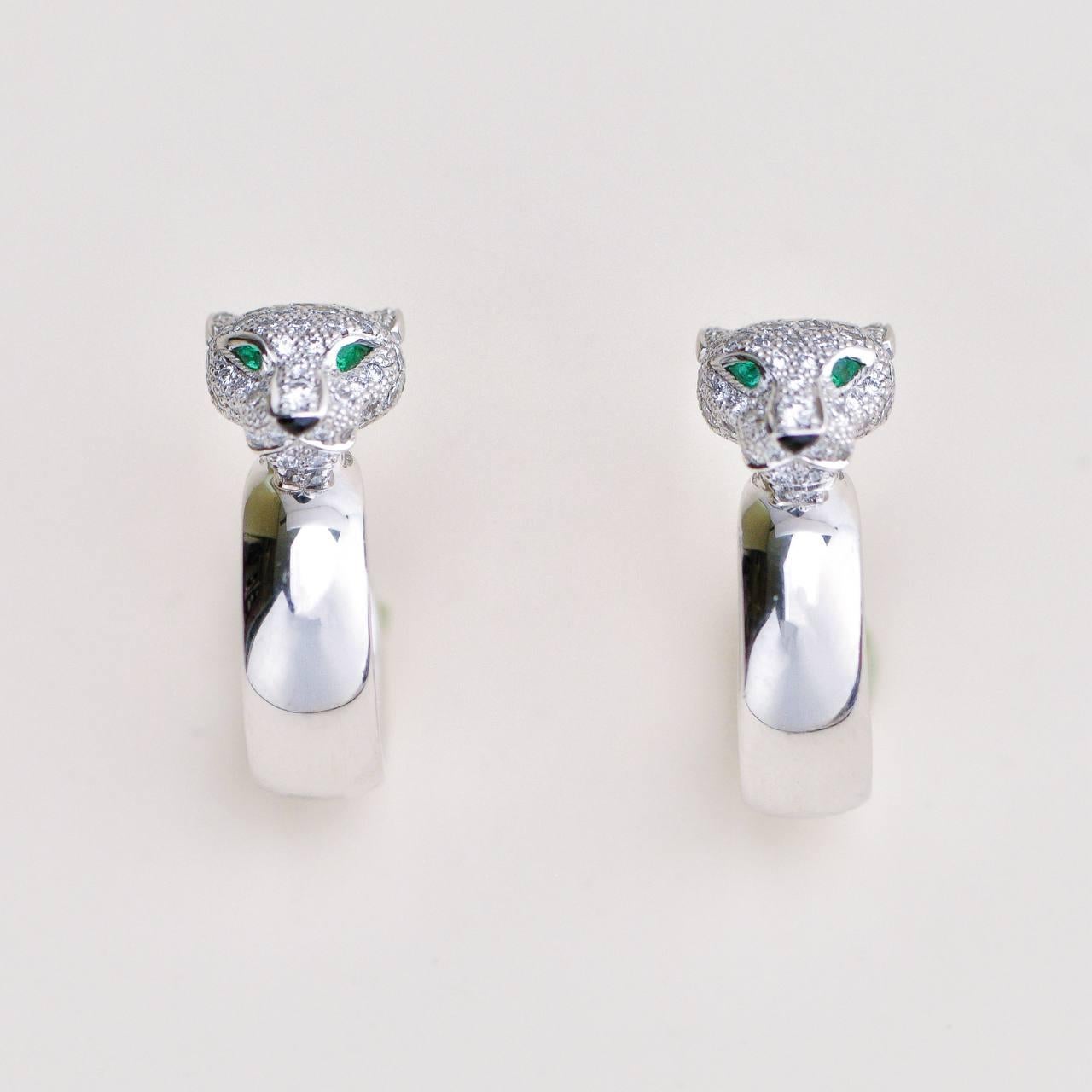 Taglio brillante Orecchini a cerchio Cartier Panthère con diamante smeraldo in oro bianco 18 carati in vendita