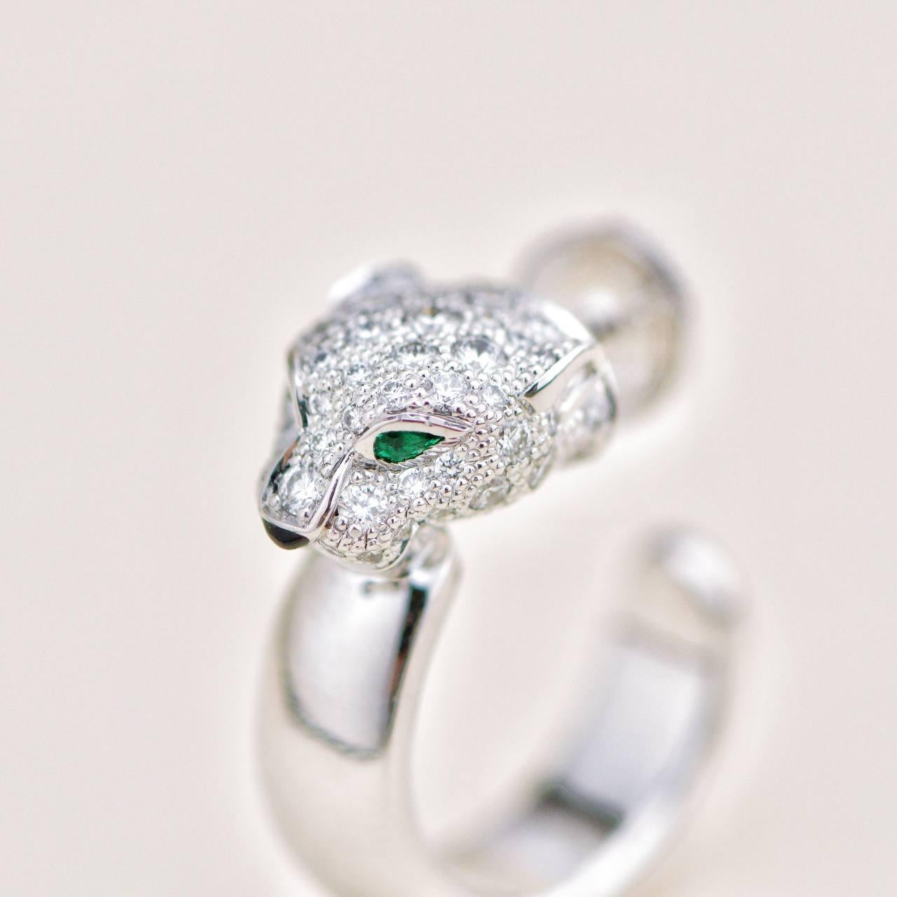 Orecchini a cerchio Cartier Panthère con diamante smeraldo in oro bianco 18 carati In condizioni ottime in vendita a Banbury, GB